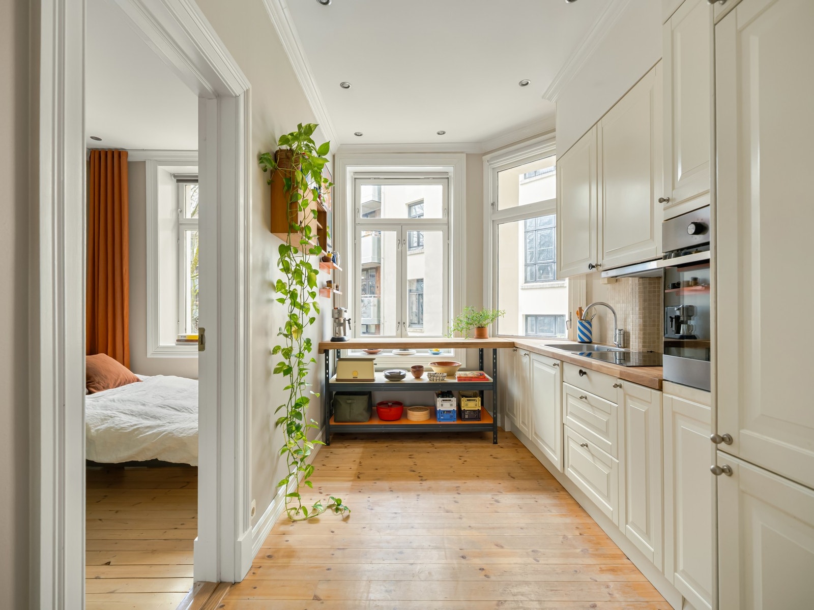 Innredningen består av profilerte fronter og integrerte hvitevarer. Galleribilde