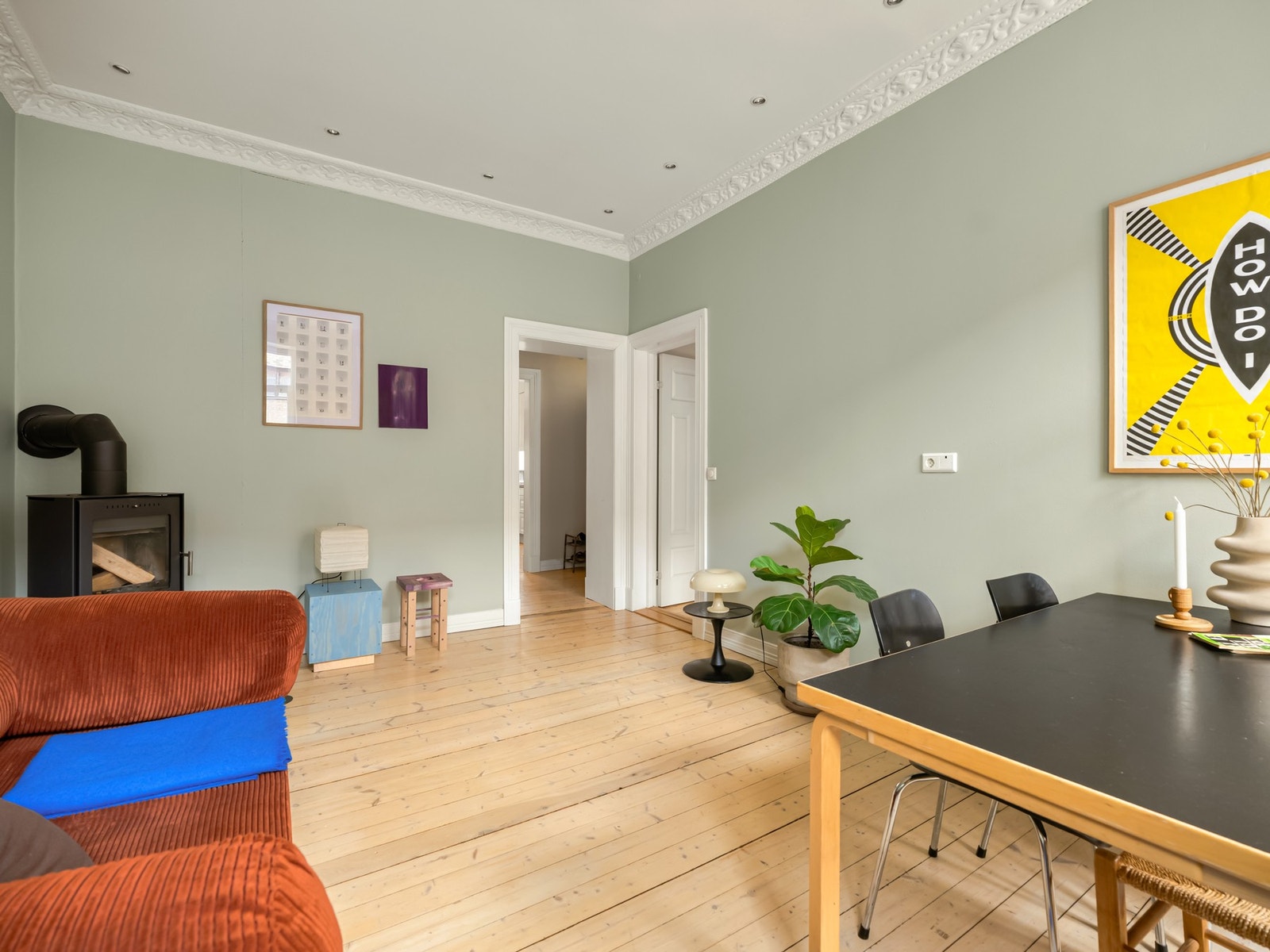 Leiligheten ligger i et klassisk Løkka-bygg og har store vindusflater som slipper inn godt med naturlig lys. Galleribilde