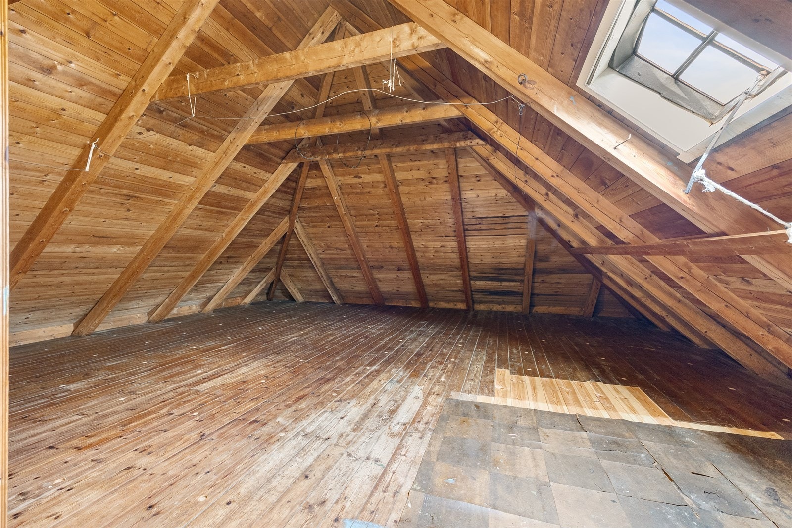 Stort uinnredet loft. Galleribilde