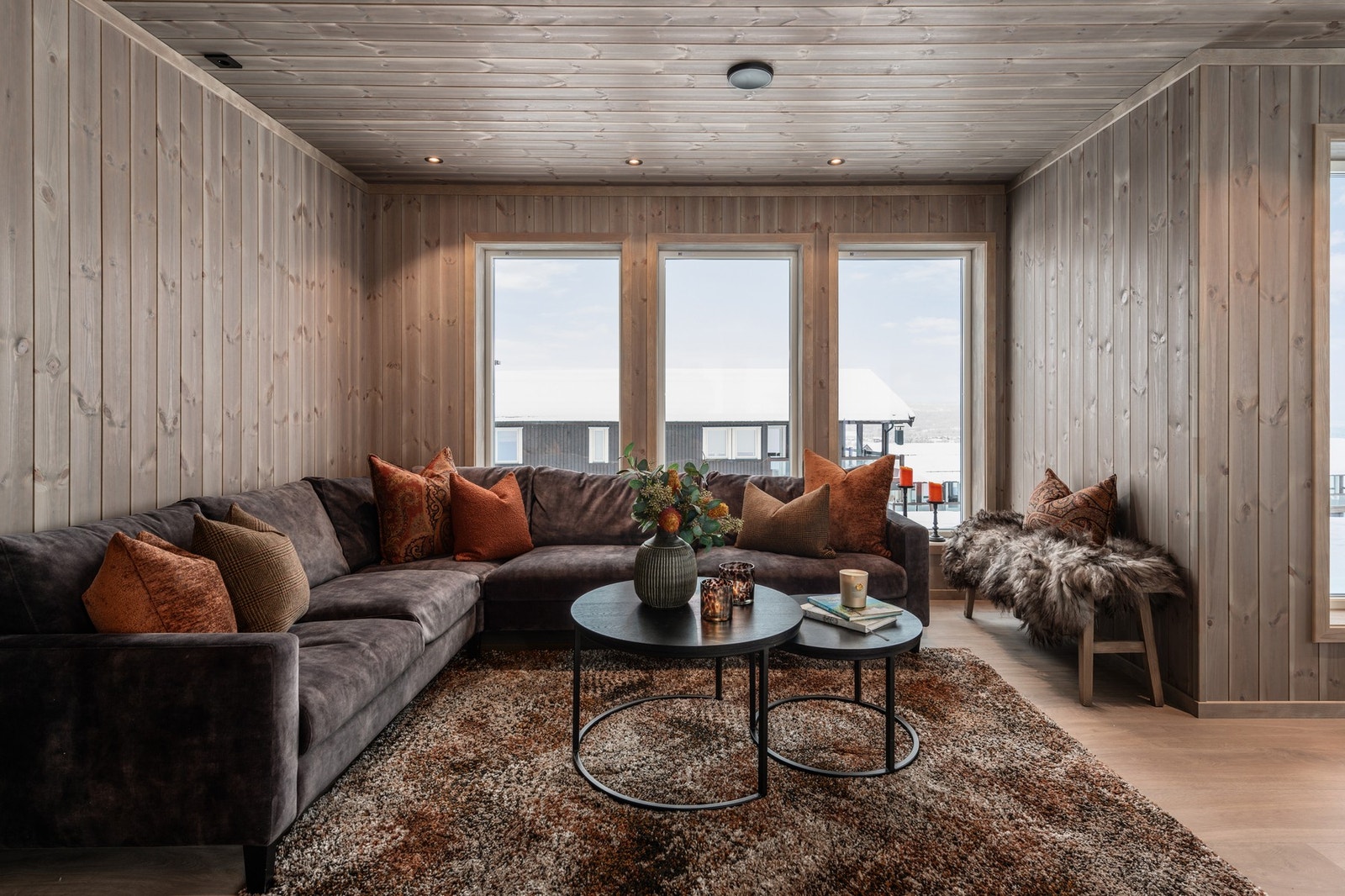Stuen får god plass til sofagruppe. Galleribilde