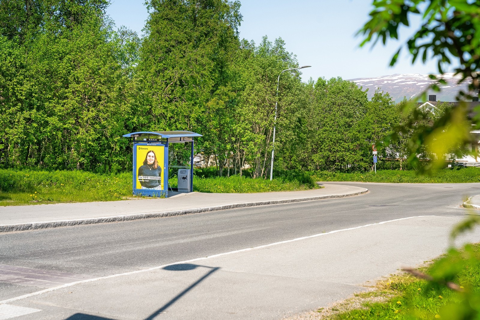 Buss rute nr 34 og 33 stopper like utenfor blokka og tar deg direkte til UiT/UNN på ca 15 min, sentrum ca 10 min og Giæverbukta ca 8 min.