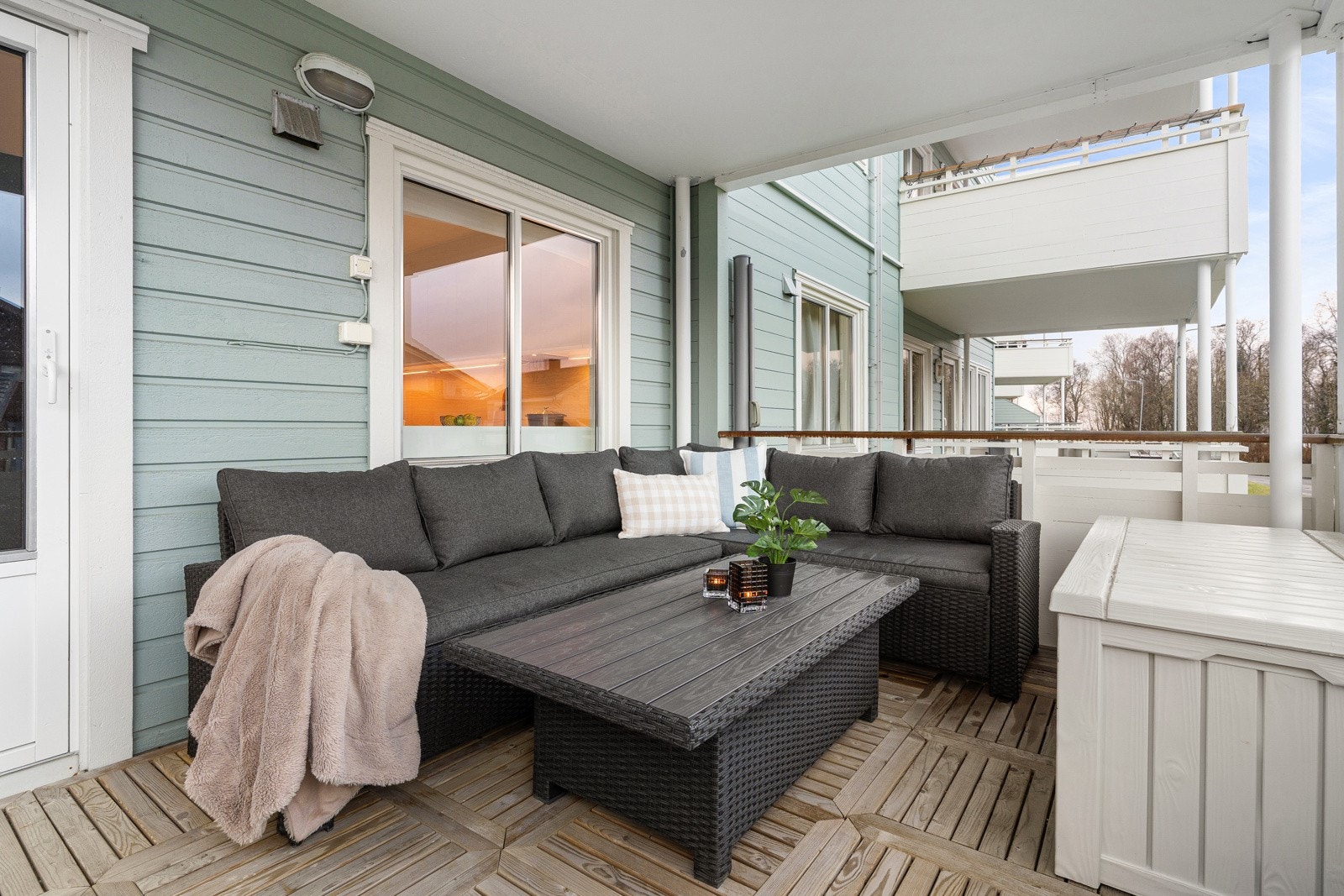 Terrassen er overbygd, noe som gir høy bruksverdi.