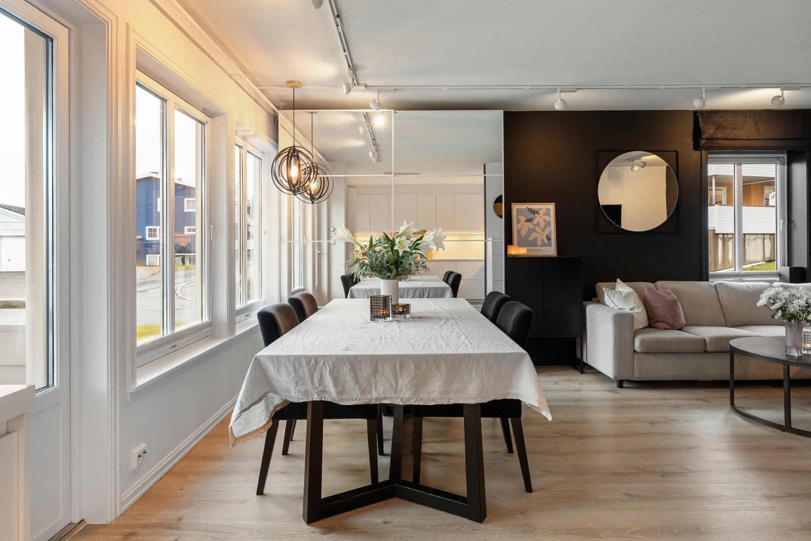 Store vindusflater slipper inn rikelige mengder med naturlig lys i rommet.