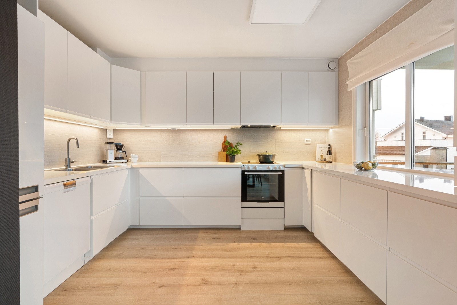 Kjøkkenet byr på mye oppbevaringsplass og praktiske arbeidsforhold.