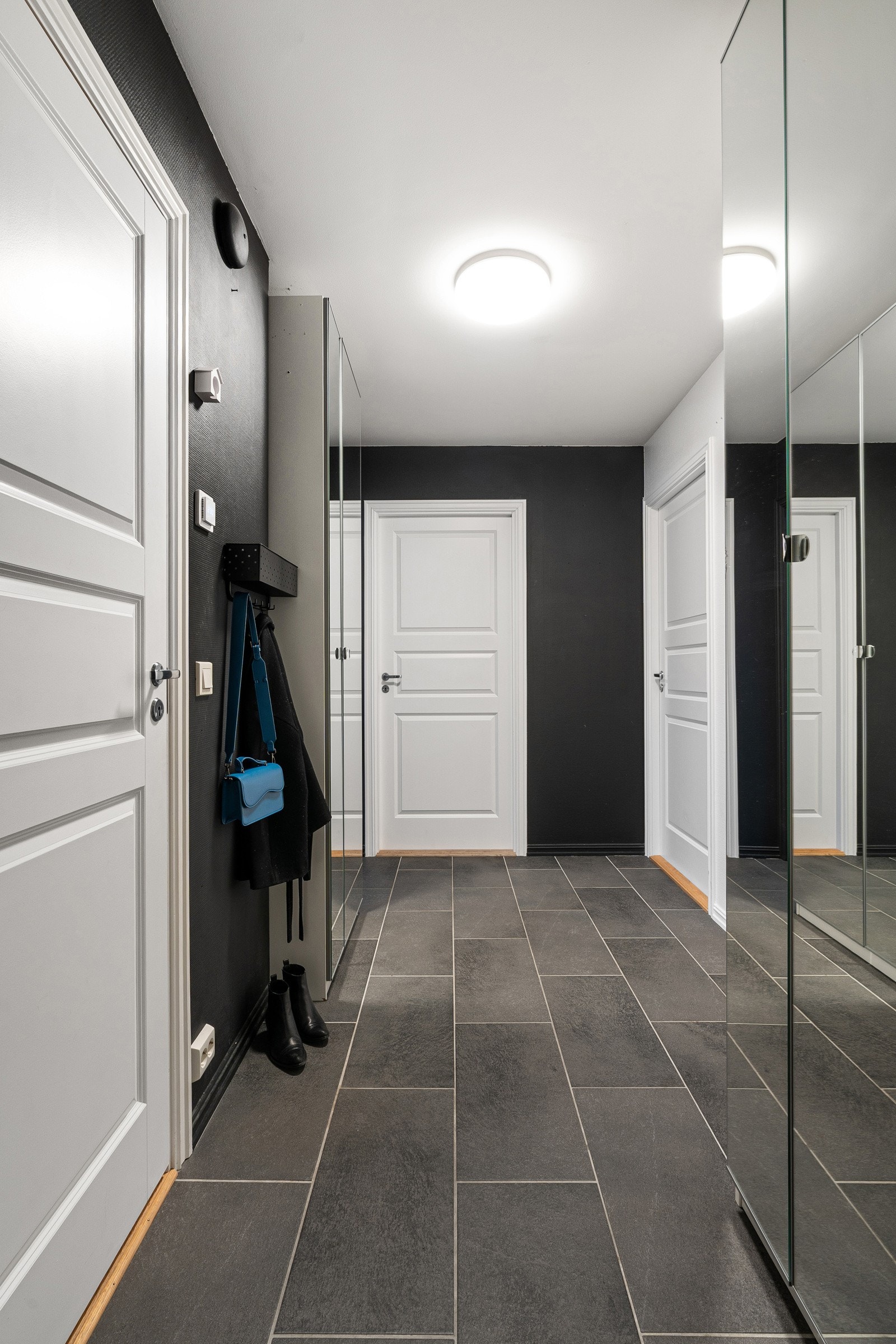 Velkommen inn! Entreen har garderobeskap med god plass for sko og yttertøy.