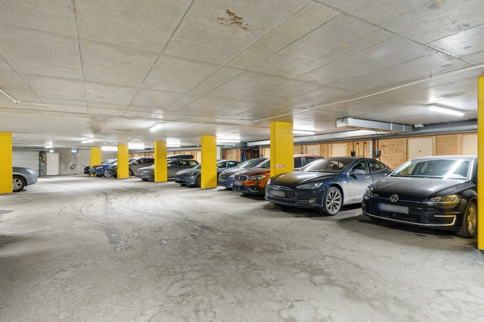 Leiligheten disponerer en fast parkeringsplass i felles garasjeanlegg.