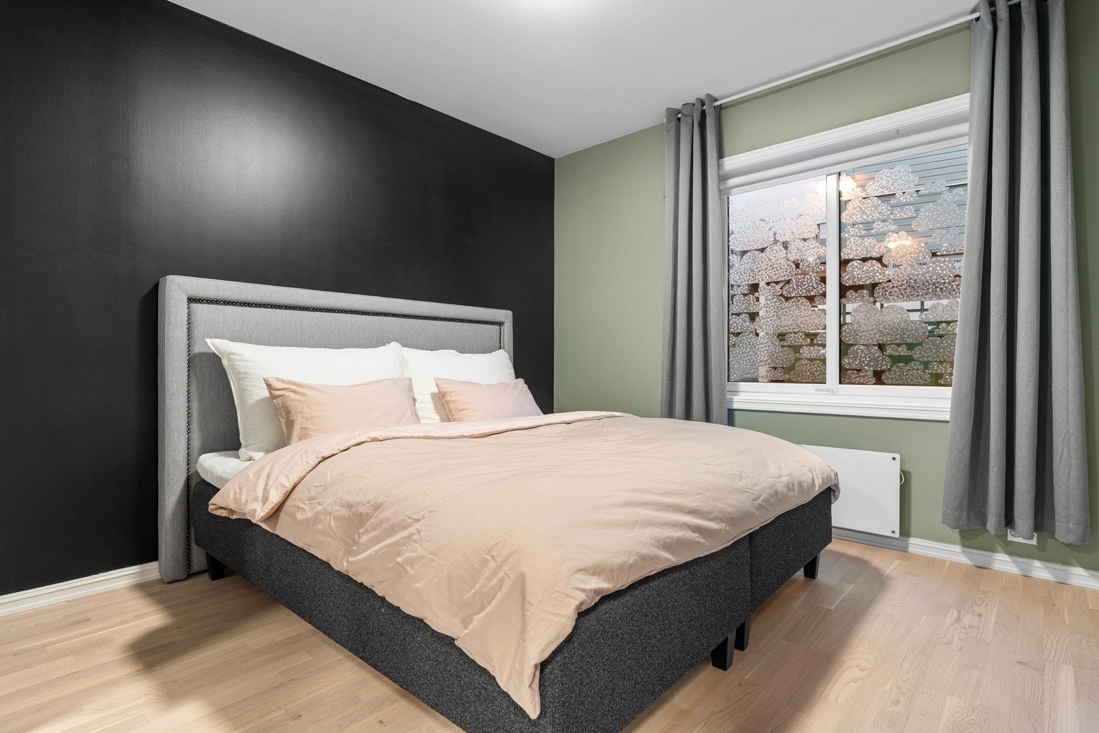 Leiligheten har to gode soverom. Hovedsoverommet framstår romslig, med god plass til dobbeltseng og nattbord.