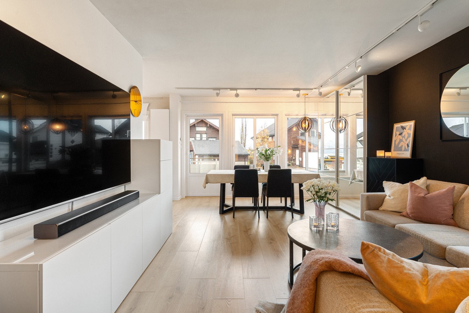 Leiligheten er malt i delikate farger og framstår meget gjennomført.