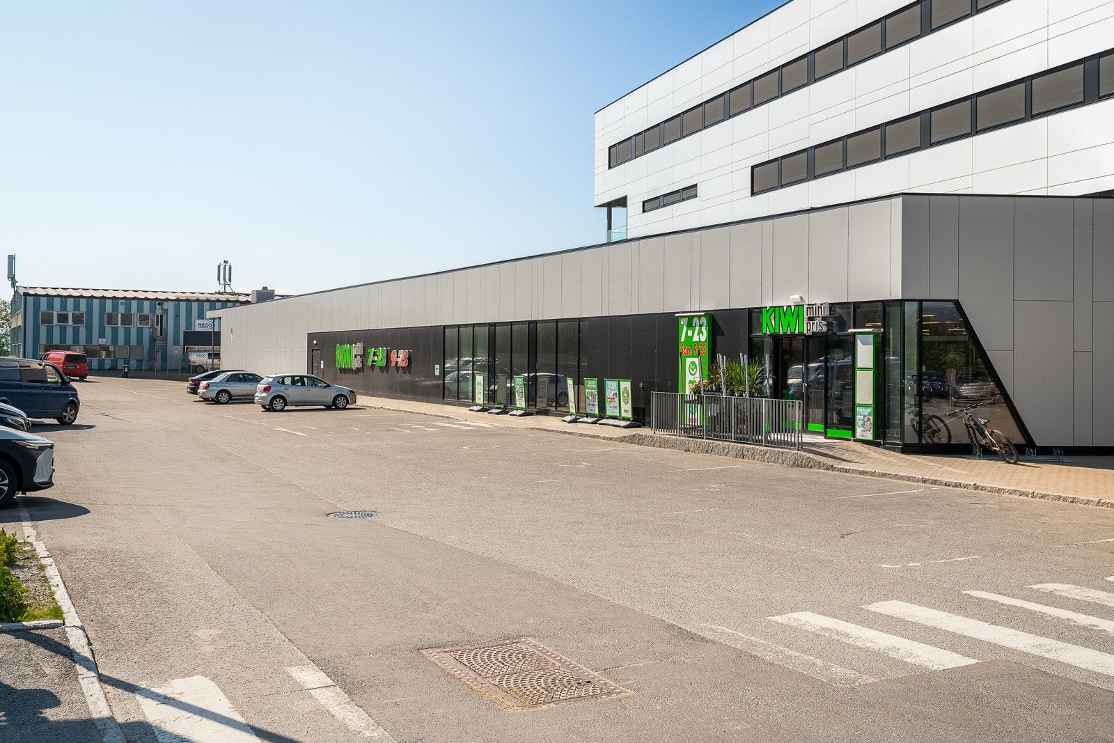 Fra leiligheten har du kort gåavstand til bl.a. søndagsåpen dagligvare, skole, barnehage og treningssenter.