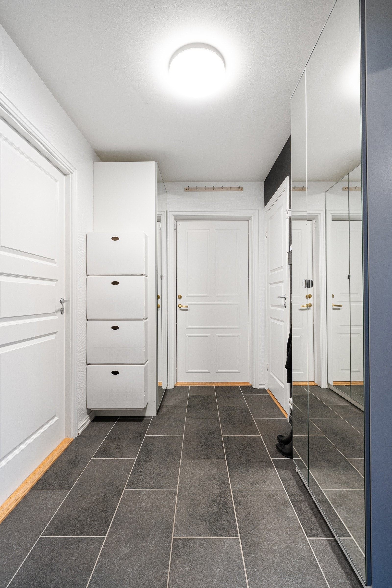 I gangen har du plass til oppbevaringsmøbler for oppheng og lagring av yttertøy.