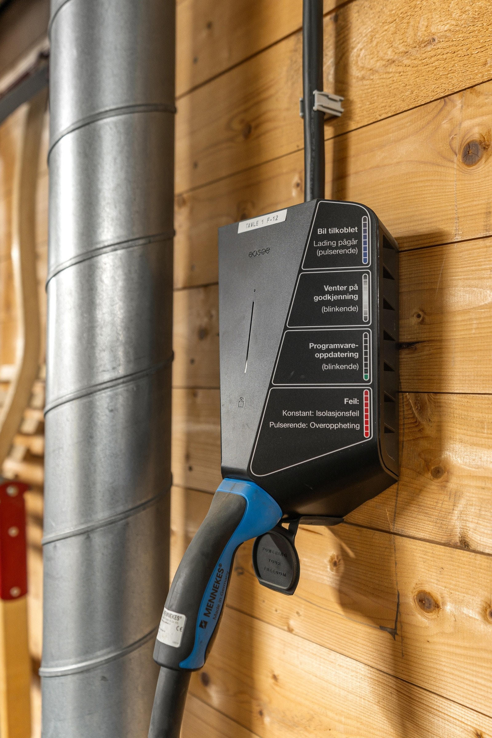 Det er montert elbil-lader på plassen.
