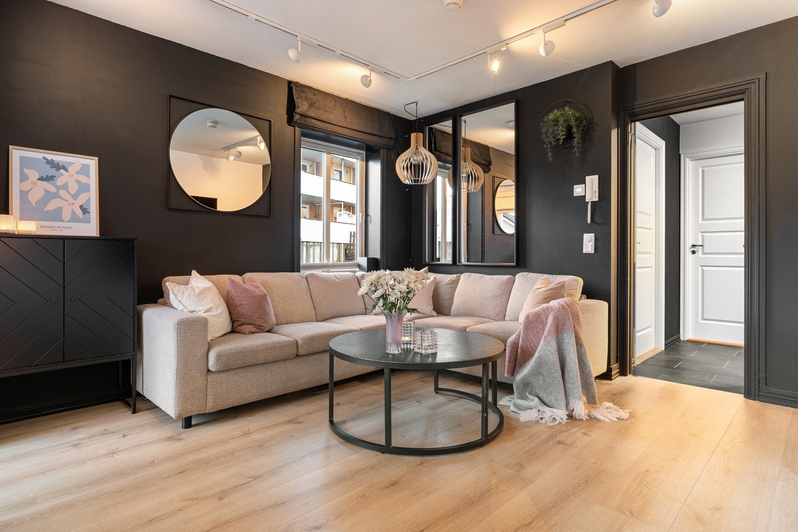 Leiligheten framstår gjennomgående moderne og pent oppusset.