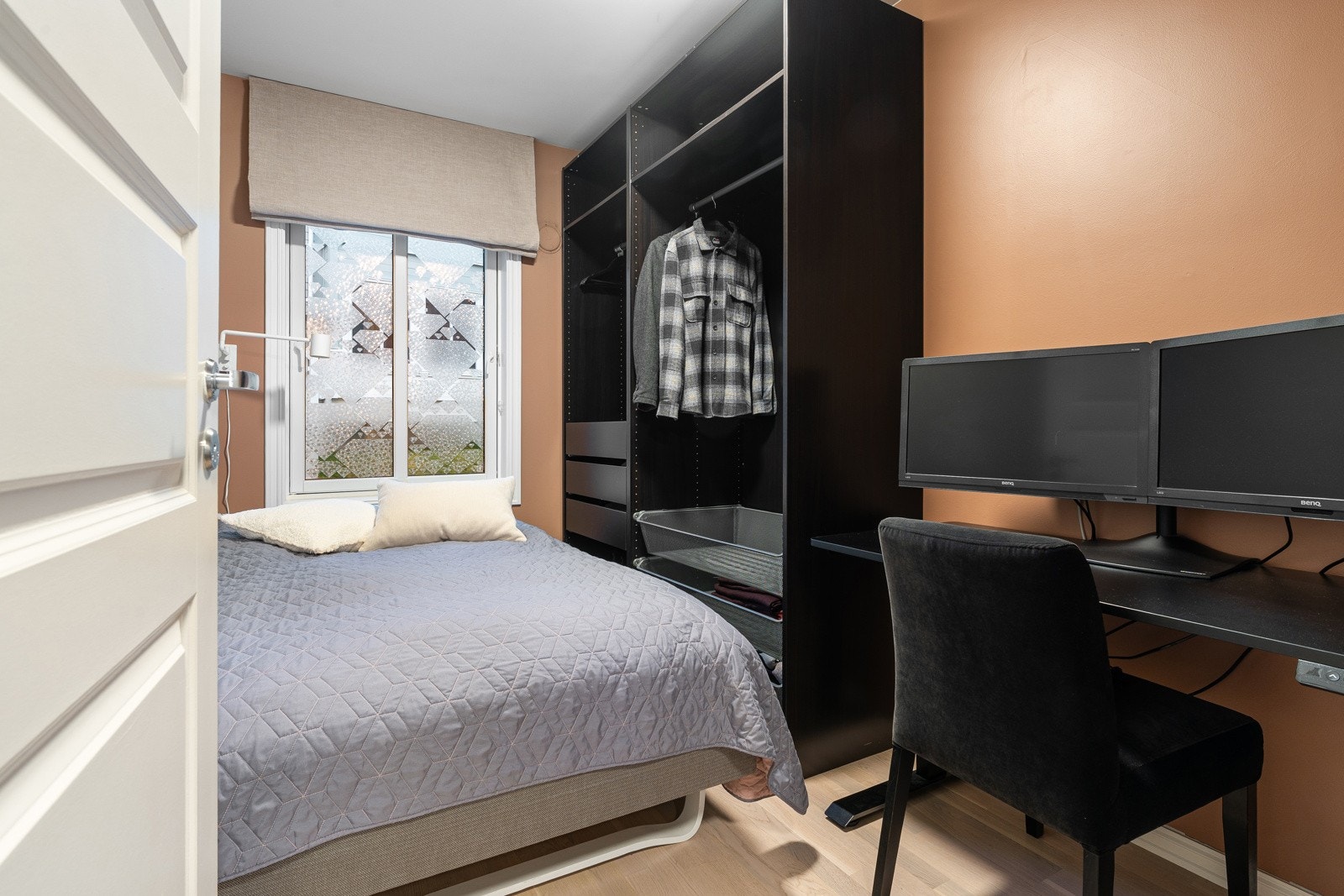 Begge soverommene vender ut mot stille og rolige omgivelser.Soverommet ligger ut mot et rolig strøk med lite støy.