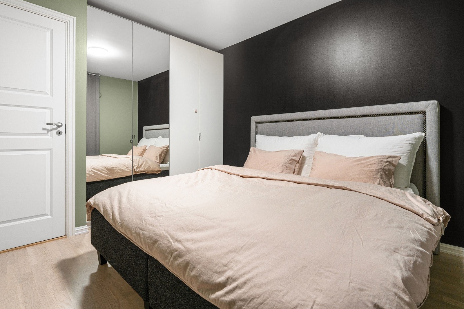 Det er satt inn stort garderobeskap på soverommet.