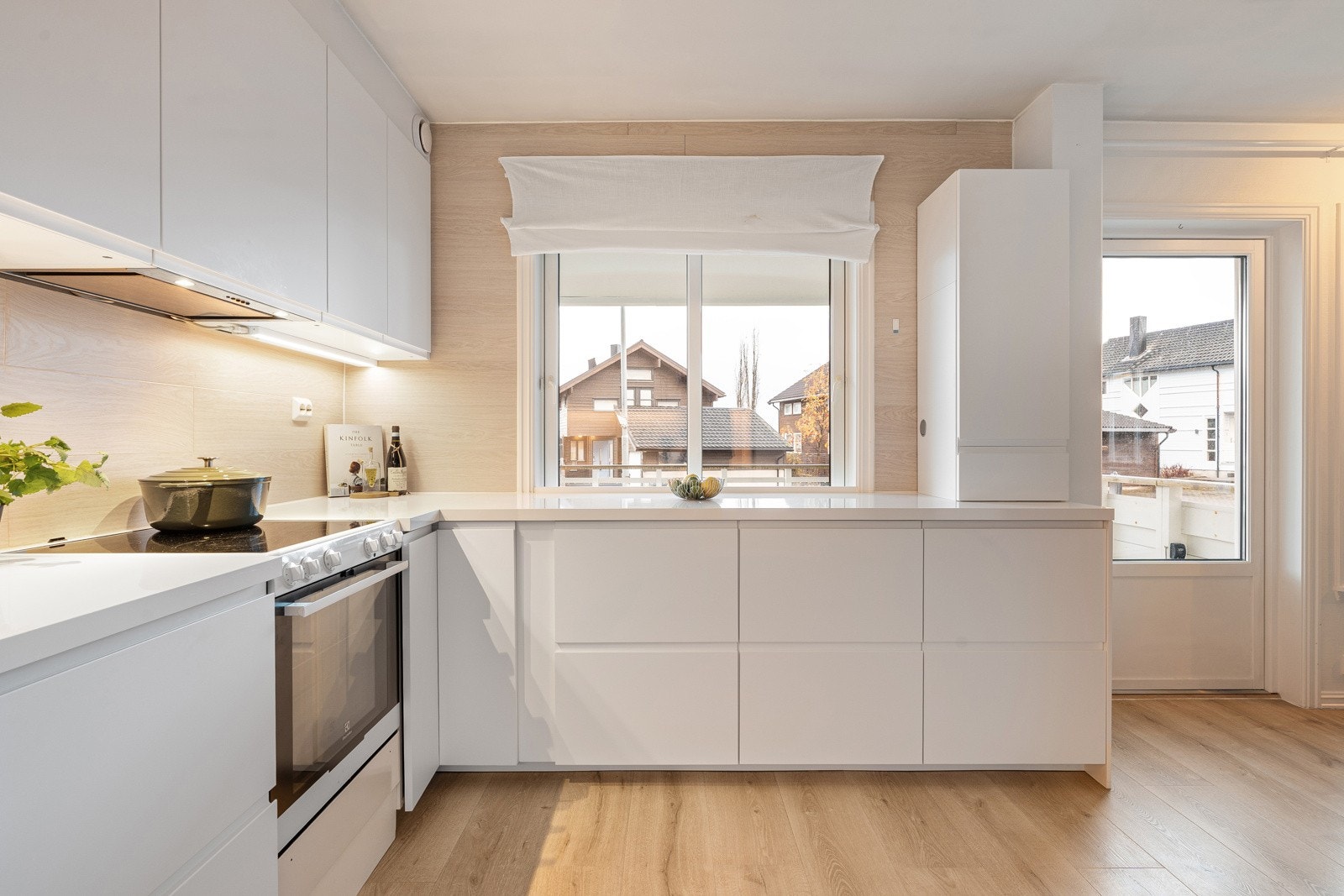 Moderne kjøkken med svært god skap- og benkeplass.