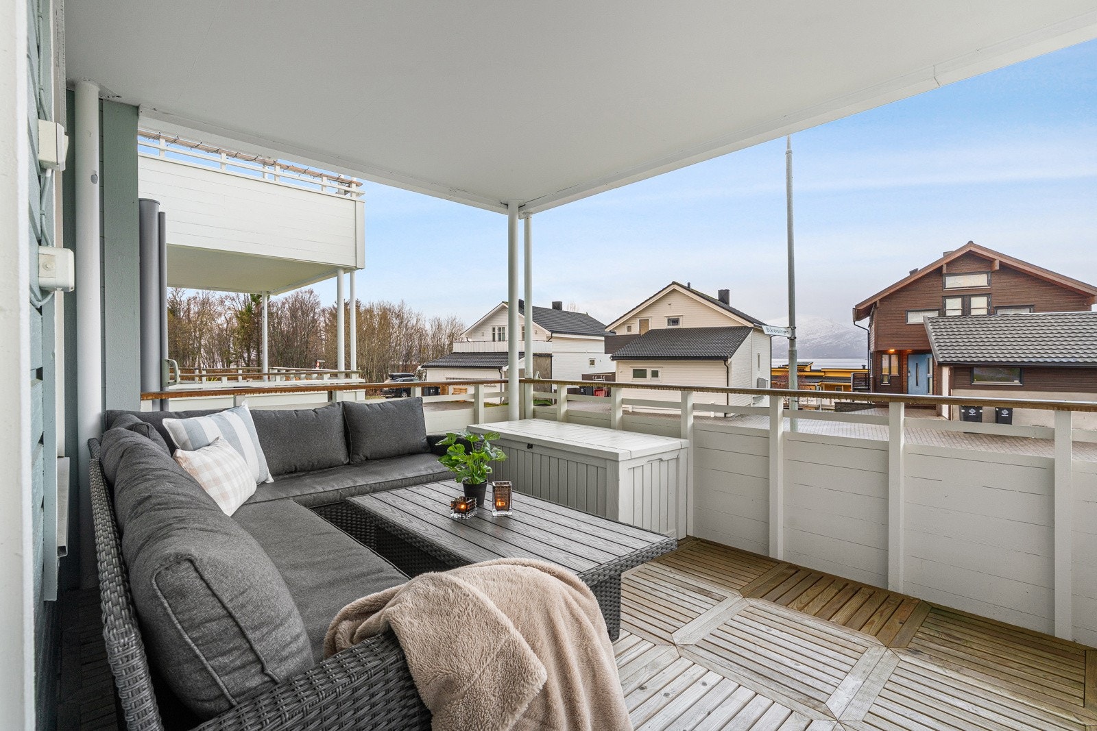 Ut fra stuen er det romslig vestvendt terrasse. Her er det god plass til utemøbler og feks grill.