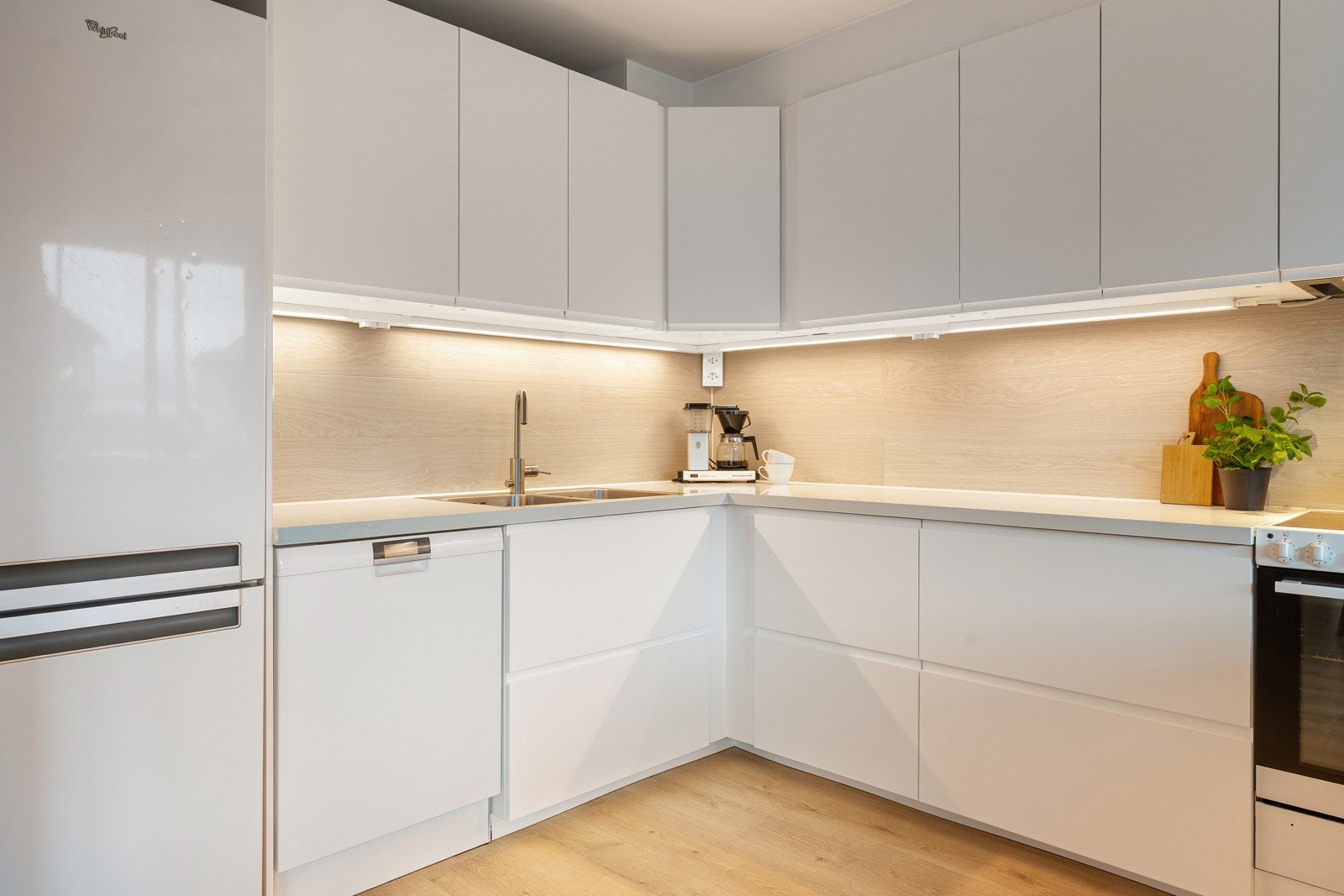 Plass til frittstående hvitevarer som kjøl/fryseskap, komfyr og oppvaskmaskin.