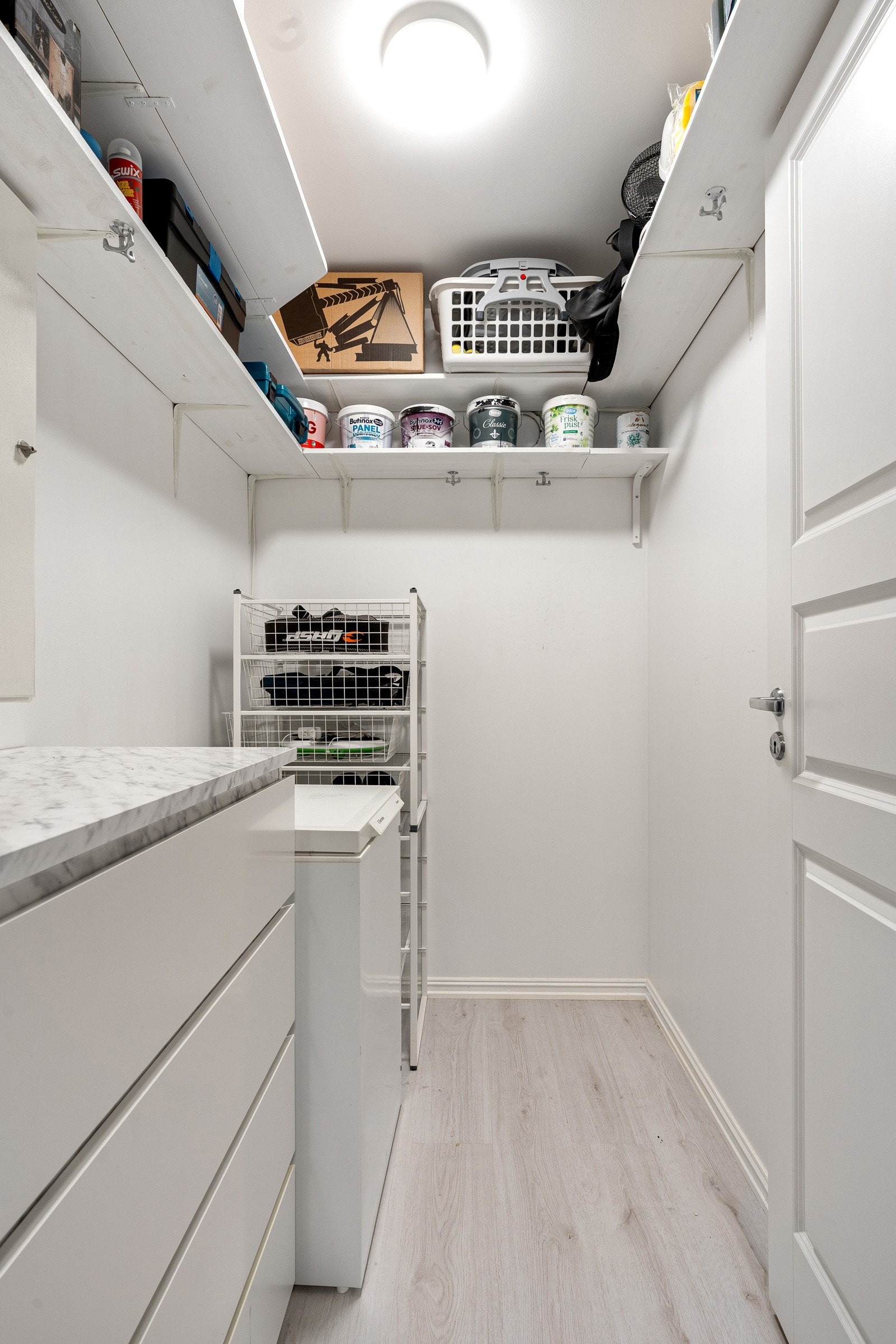 Leiligheten har rikelig med lagringsplass, i flere garderobeskap, innvendig bod og en sportsbod som ligger i tilknytning til garasjeanlegget.