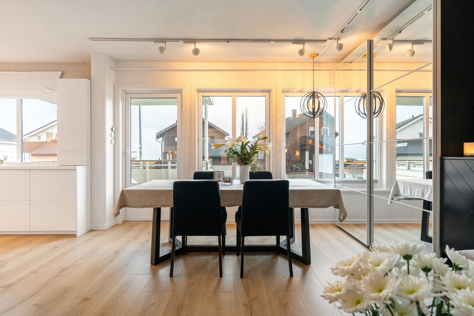 Stuen byr også på god plass til spisebord, som fint kan plasseres like ved kjøkkenet.