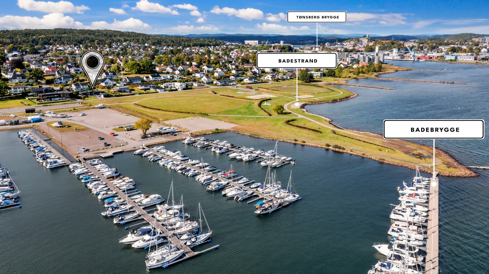Eiendommen ligger i 1.rekke med kort gangavstnad til badestrand, brygge og Rosanesparken Galleribilde