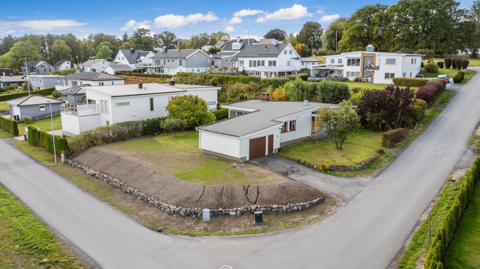 Eiendommen er nylig oppgradert med løftet terreng og tilknyttet nytt vann og avløp. Galleribilde