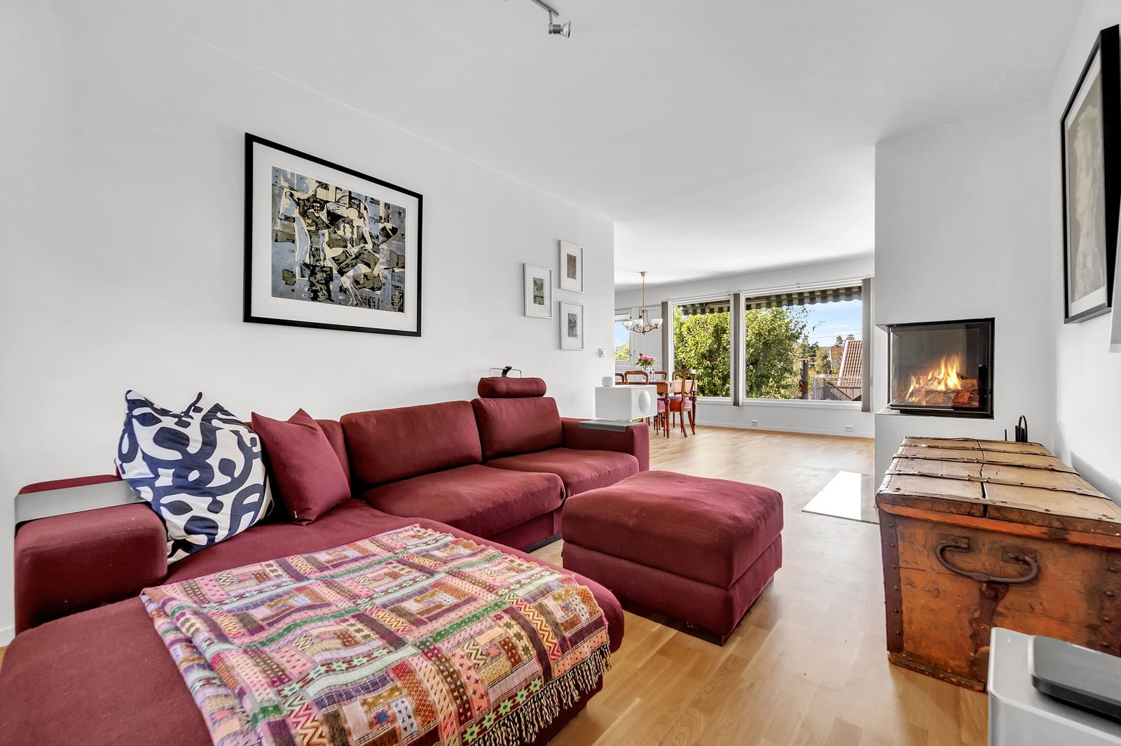 Store vindusflater gir godt med naturlig lys. Galleribilde