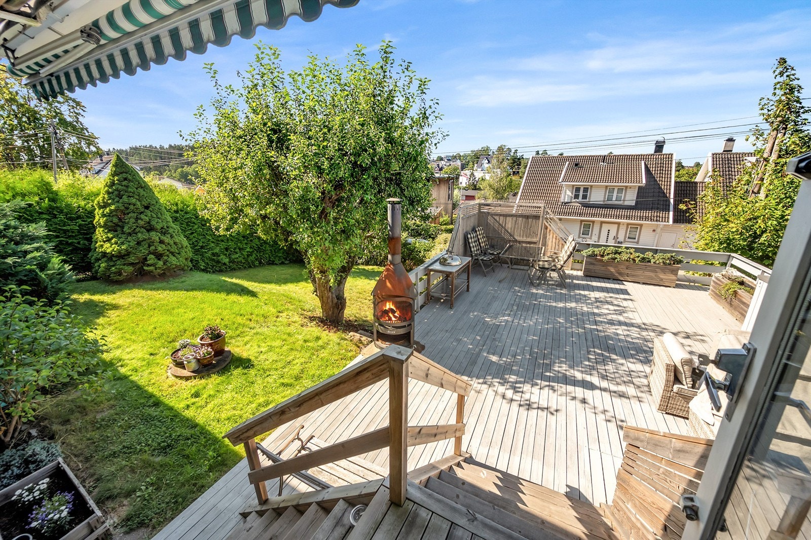 Flott og innholdsrik enebolig med store, solrike uteplasser. Hekken til venstre i bildet har blitt fjernet etter som felles innkjørsel er blitt utvidet. Galleribilde