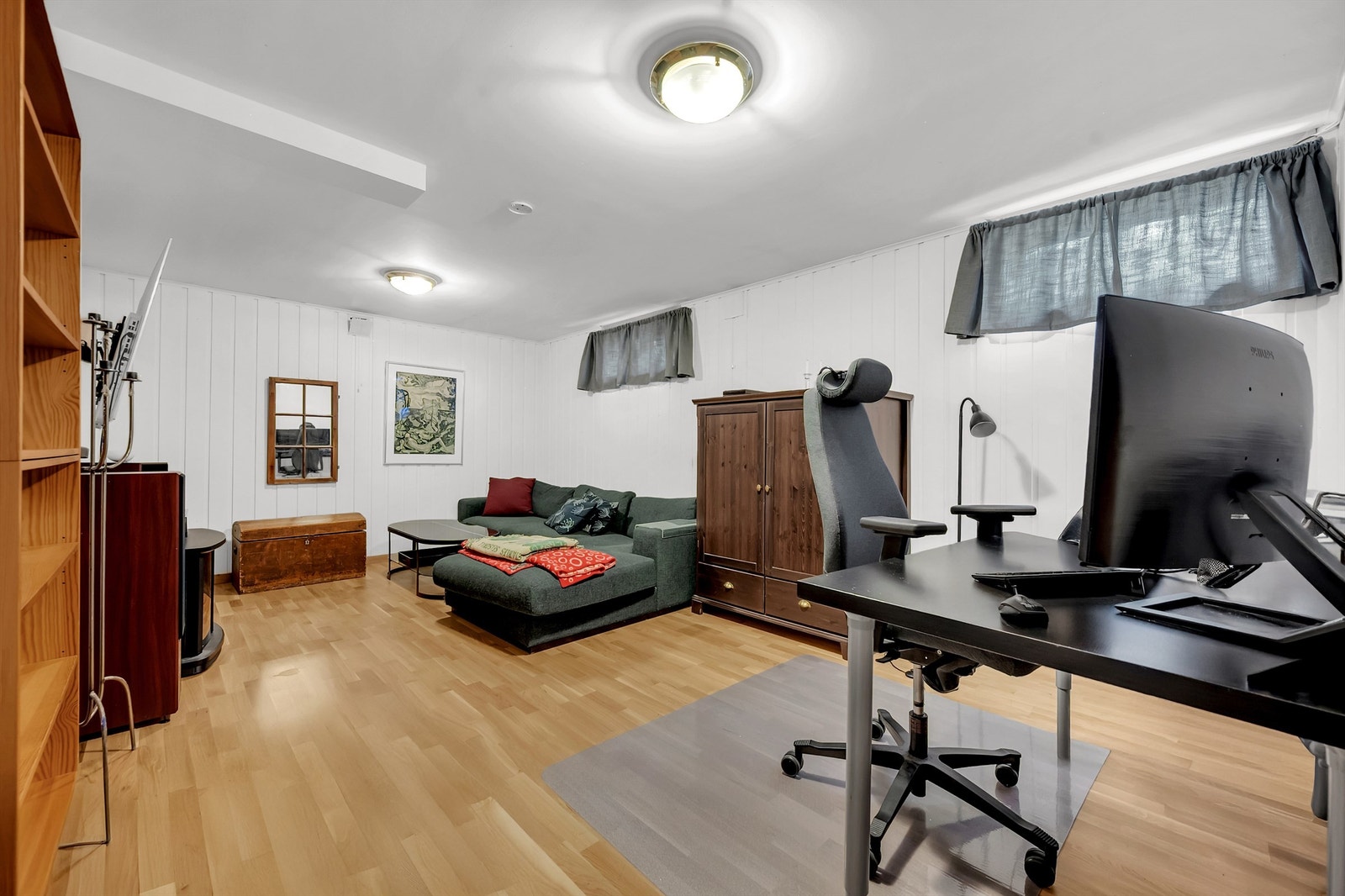 I underetasjen finner du boligens kjellerstue. Her er det gode innredningsmuligheter til blant annet kontor, lekerom TV-stue eller hva du skulle ønske. Galleribilde