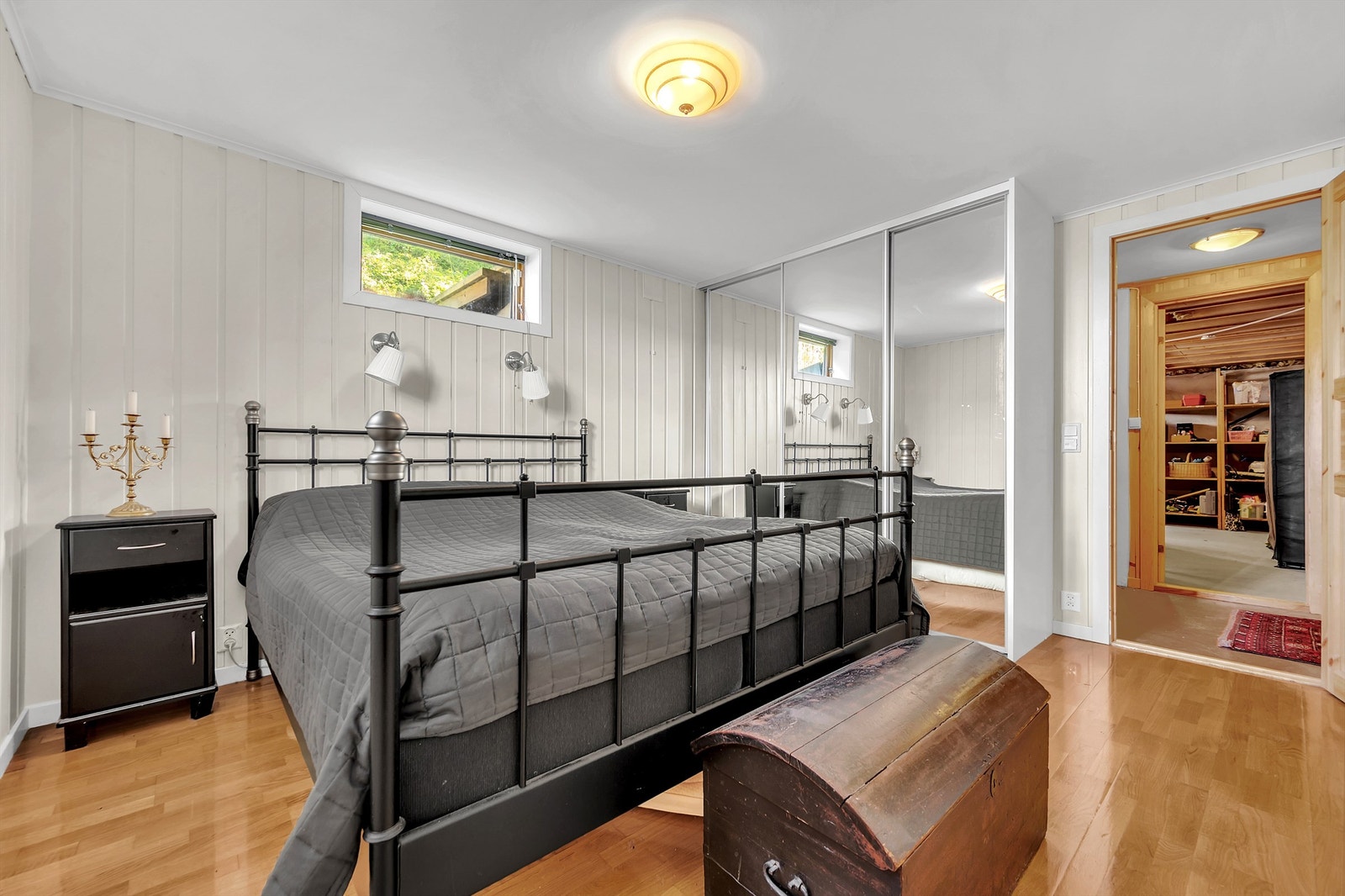 God oppbevaringsplass i skyvedørsgarderobe. Stille rom med perfekt temperatur sommer som vinter. Varmekabler i gulv. Galleribilde