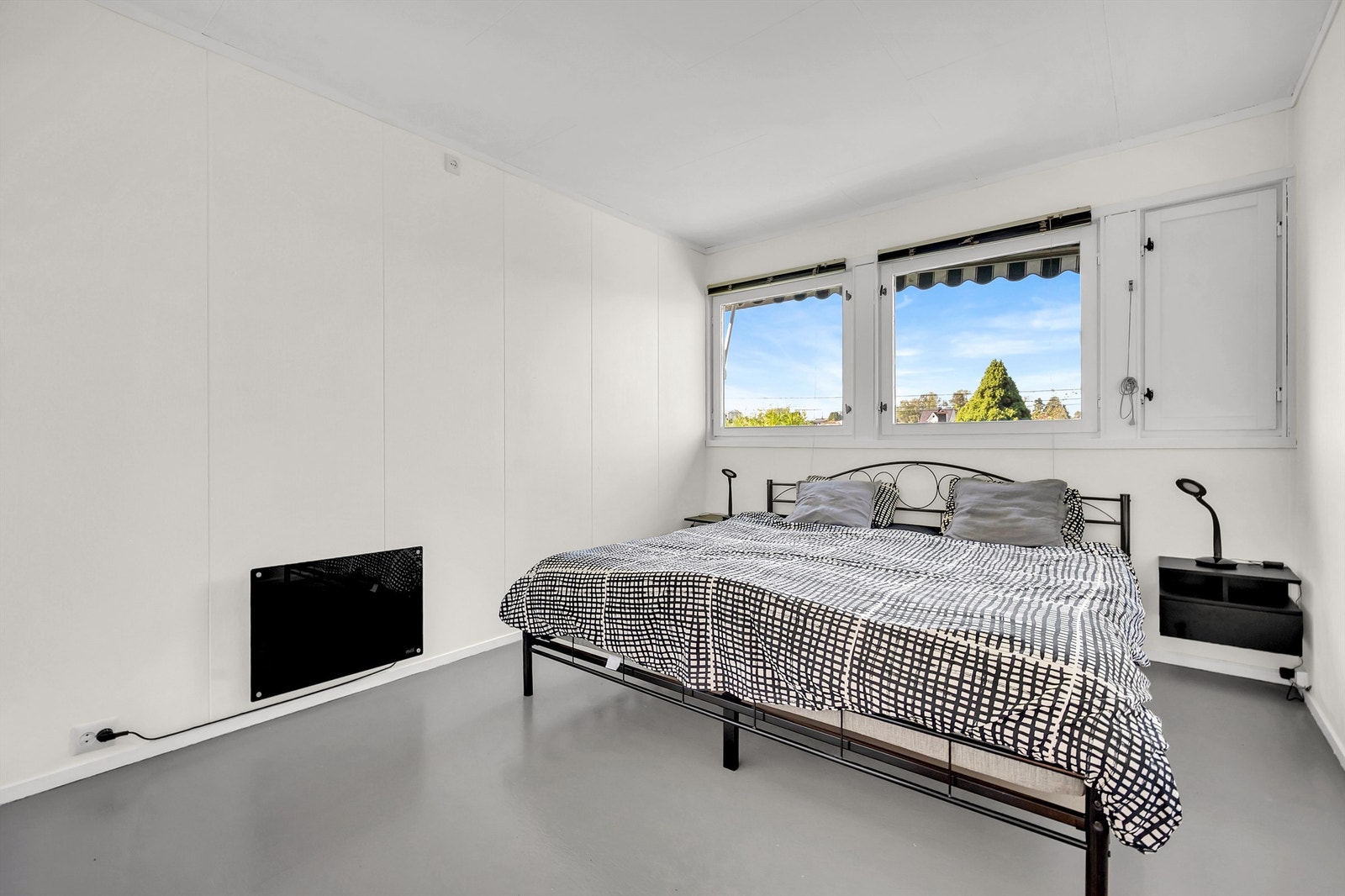 Hovedsoverommet er romslig og kan enkelt innredes med både dobbeltseng og tilhørende nattbord. Galleribilde