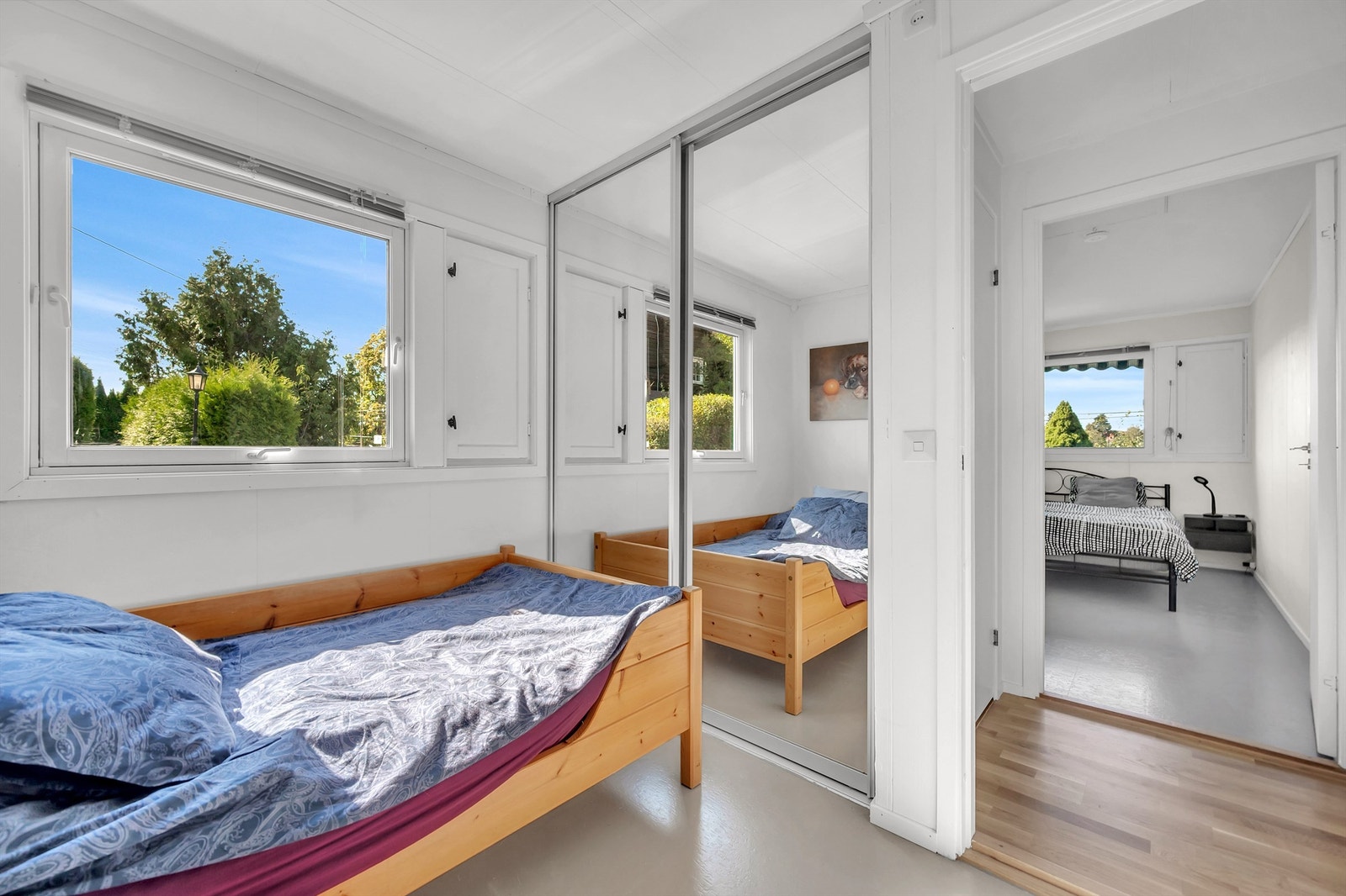 Rommet har en praktisk skyvedørsgarderobe med speilfronter. Galleribilde