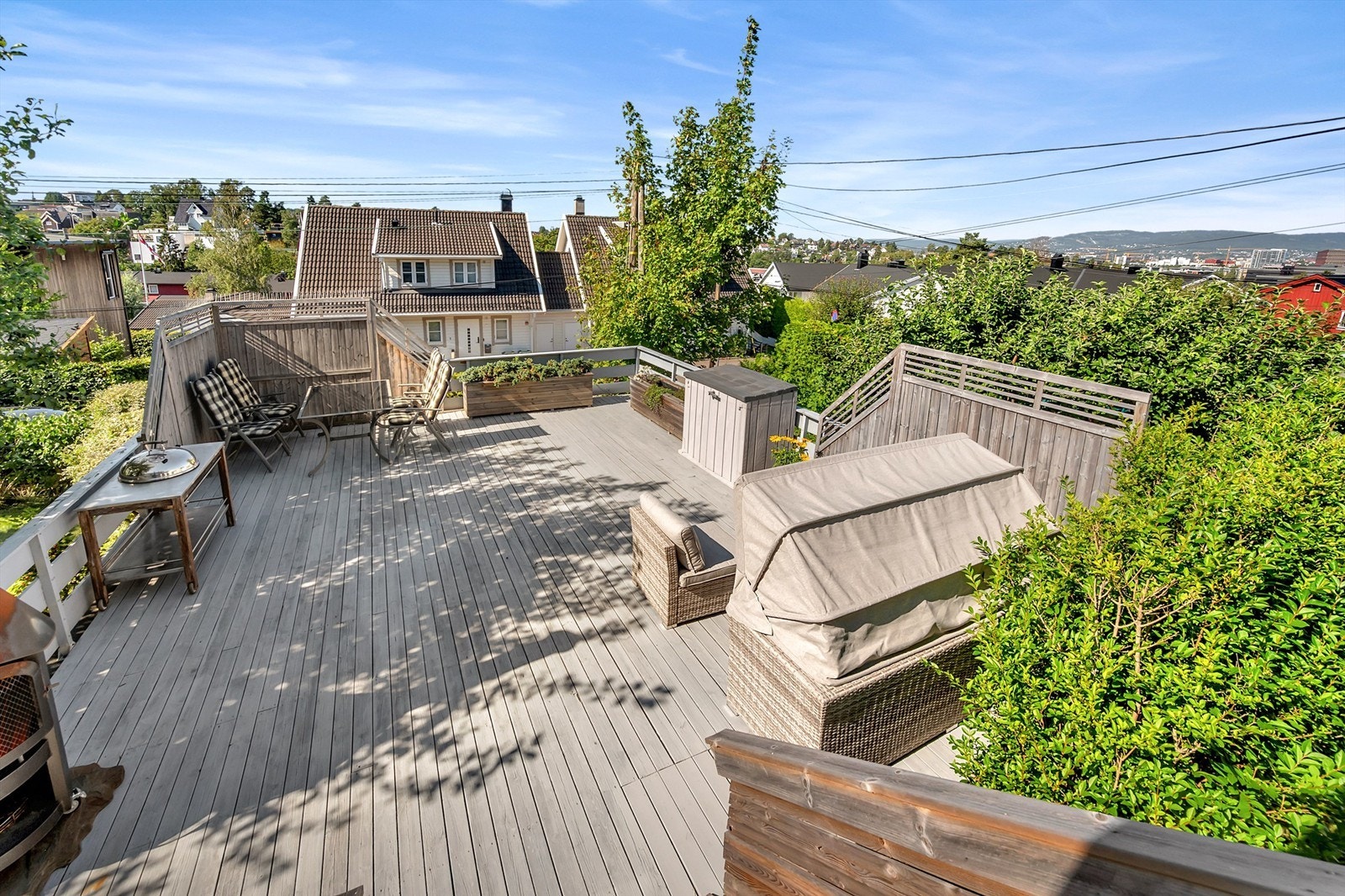 Fra stuen kommer du ut til boligens terrasse og hage. Terrassen er på hele 43 kvm og vender mot vest. Galleribilde