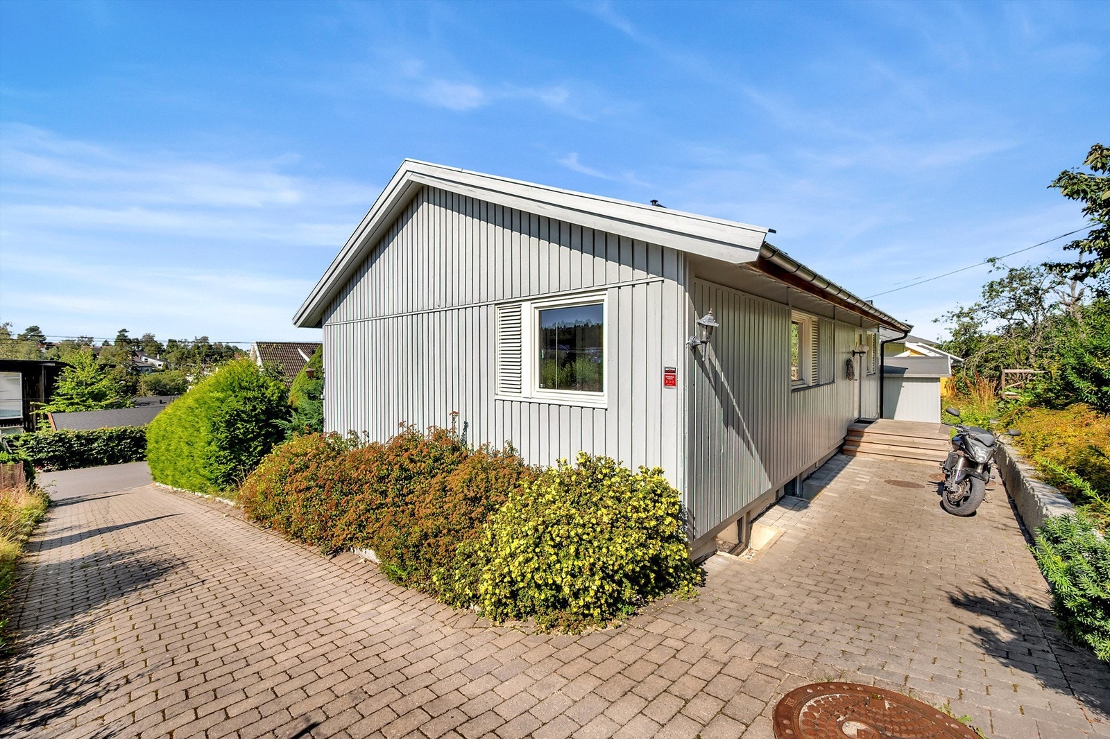 Det er rettskraftige bruksordningsregler for Fugleliveien 20A og C (boligen bak 20C) vedrørende plikter og rettigheter til felles vei. Galleribilde