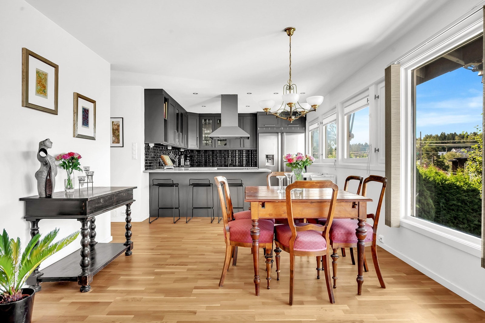 Her er det god plass til å innrede med en spisegruppe der venner og familie kan inviteres på middag. Galleribilde