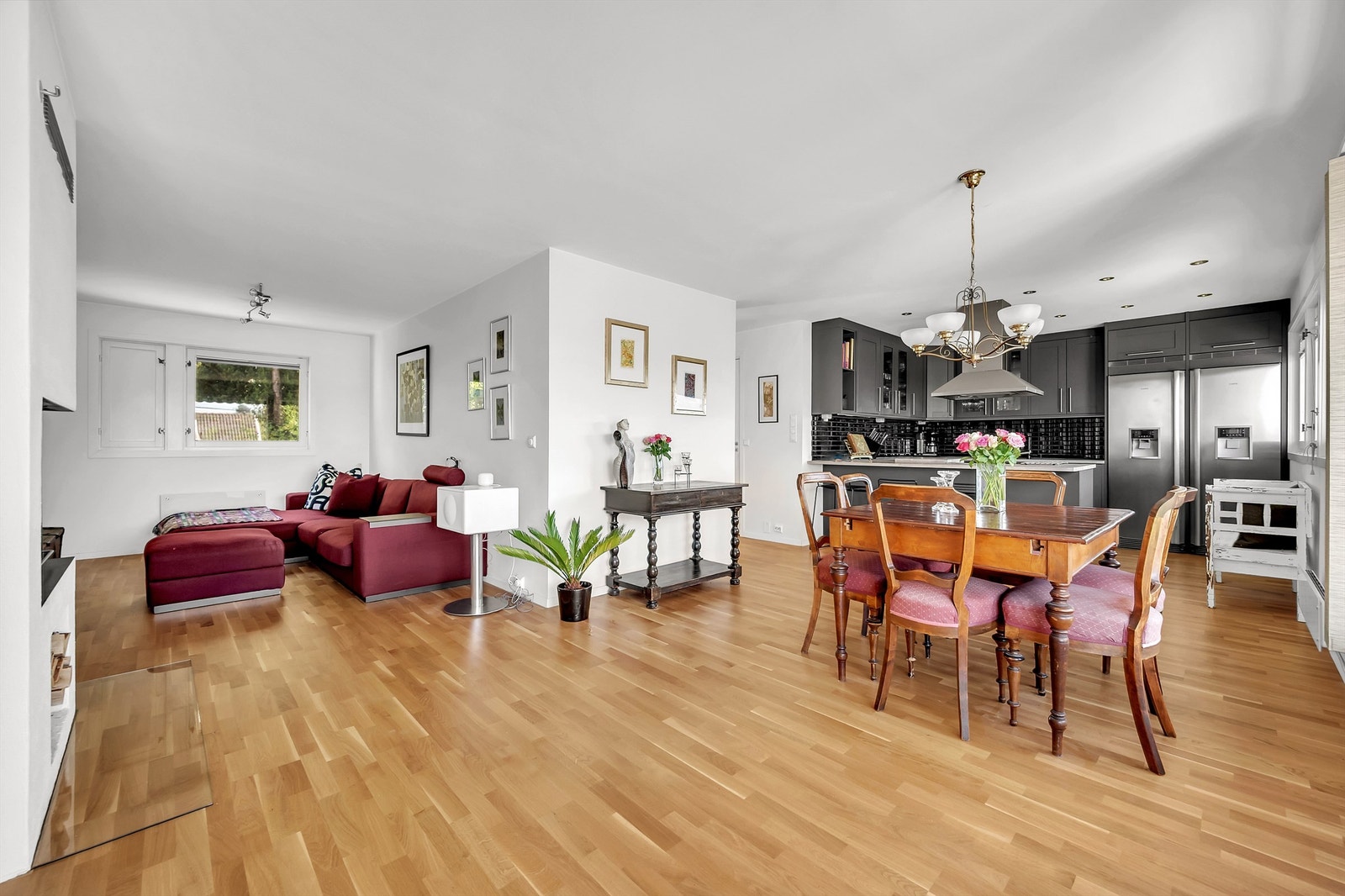 Foto: Martine Eren Jacobsen / iSnitt
Stuen er romslig og kan enkelt innredes etter eget ønske og personlig stil. Galleribilde