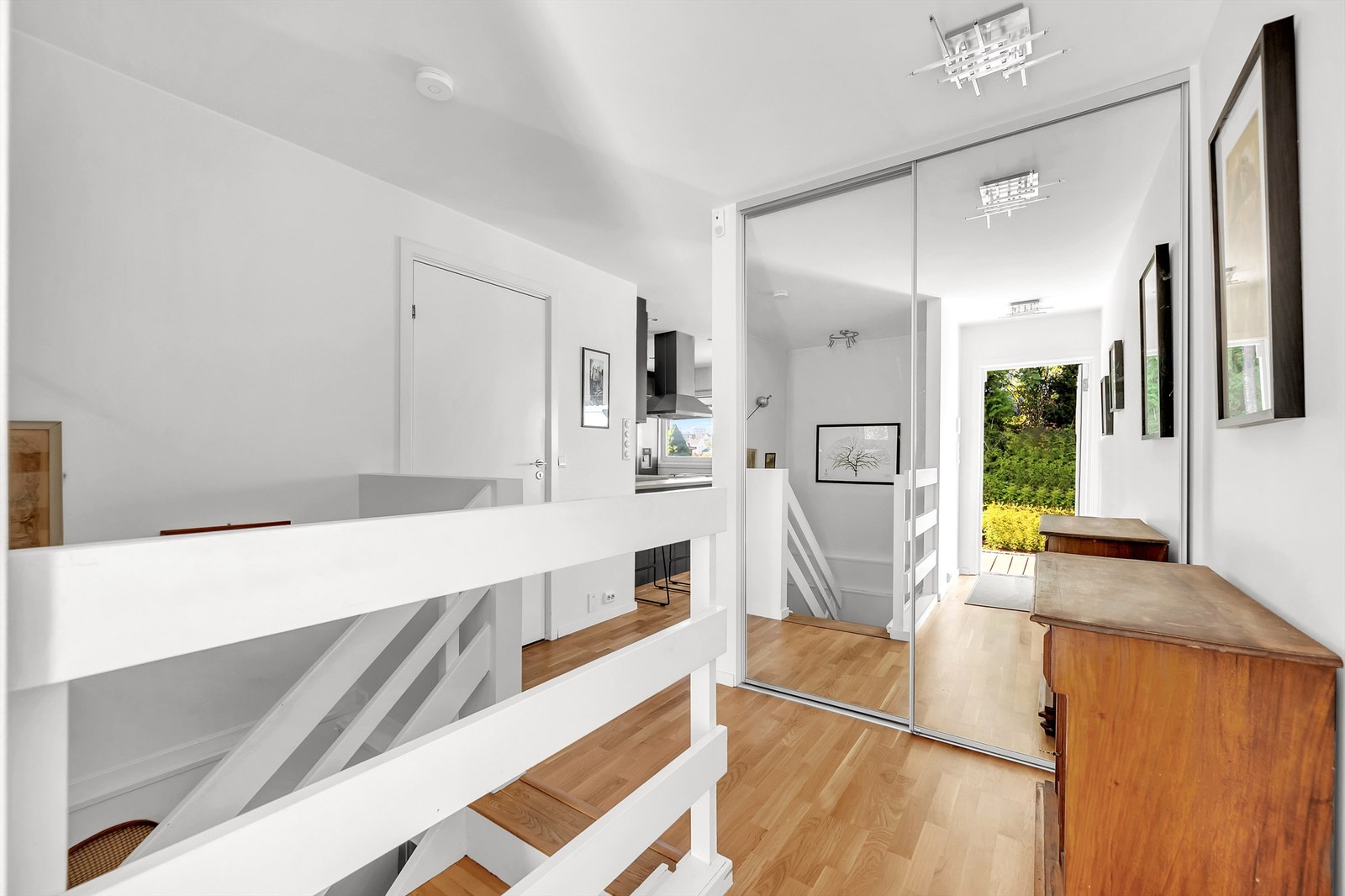 Romslig entré med skyvedørsgarderobe. Galleribilde