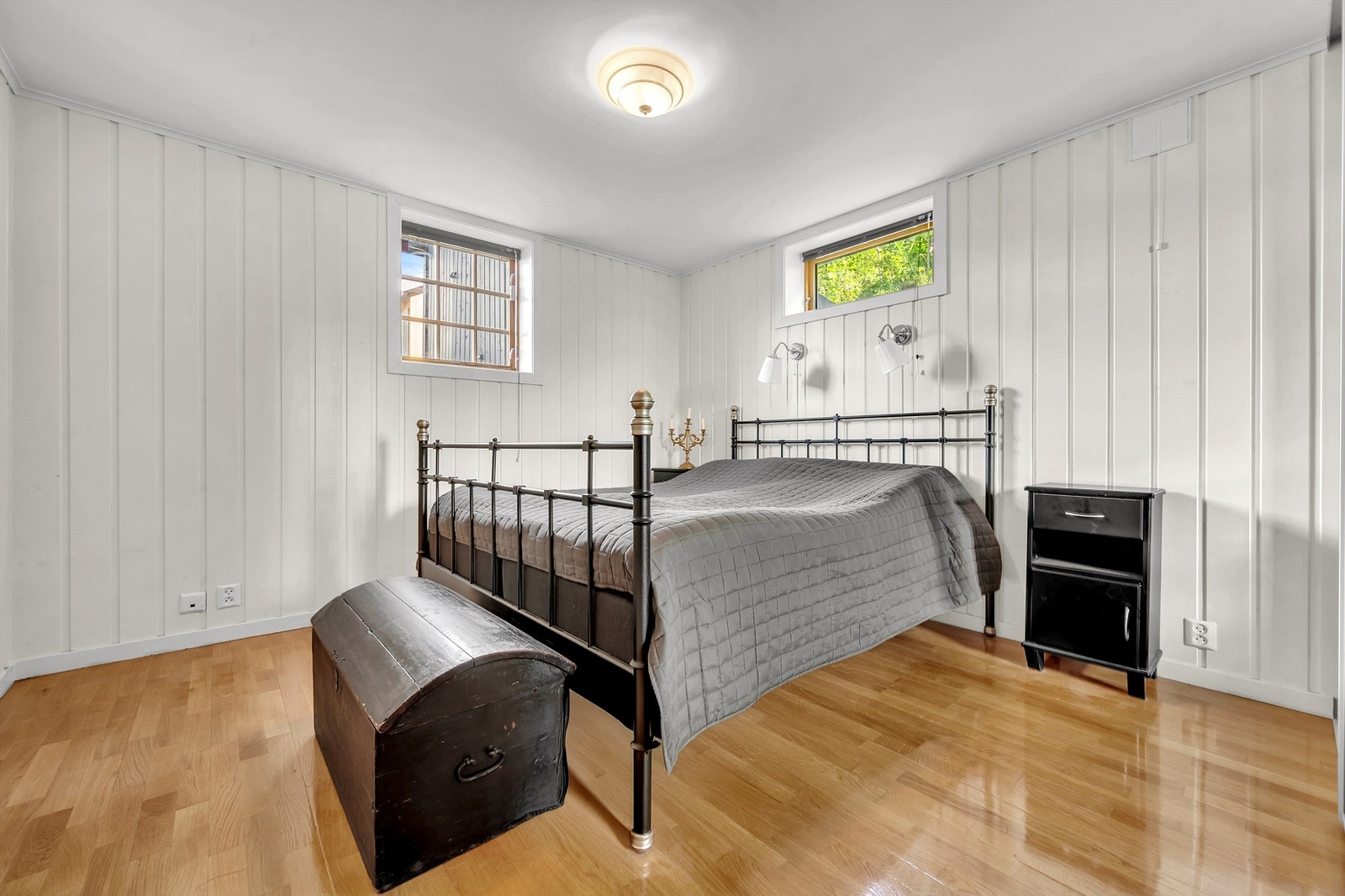 Soverommet i underetasjen er romslig med plass til både seng og tilhørende nattbord, samt annet ønskelig møblement. Rommet er opprinnelig byggemeldt som bod og er ikke godkjent for varig opphold. Galleribilde