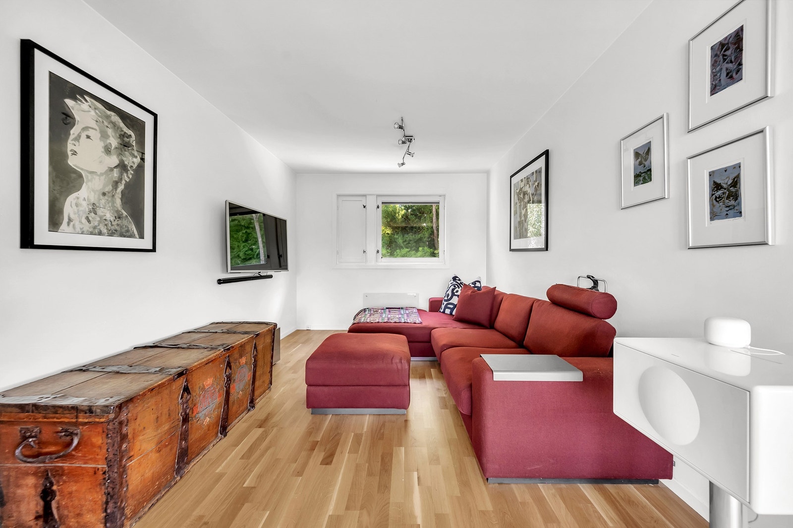 Muligheter for å gjøre om Tv-stuen til et ekstra soverom ved å sette opp en lettvegg. Galleribilde