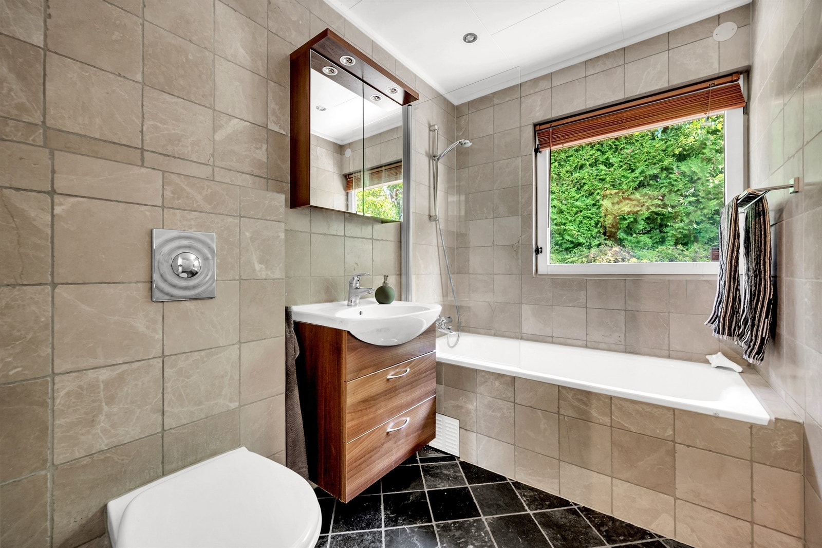 Boligen har to pent flislagte bad med gulvvarme. Den perfekte løsningen for storfamilien. Begge bad ble totalrenovert i 2009 av Comfort Bryn AS. Galleribilde