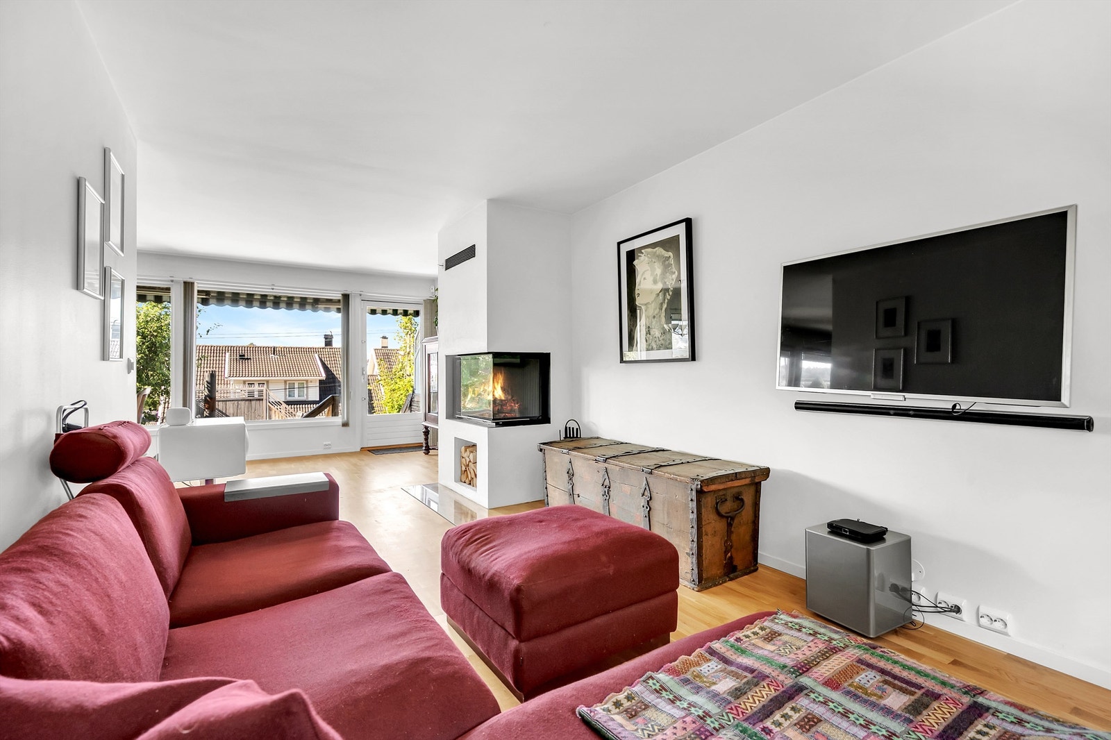 Her er god plass til en hyggelig sofagruppe med tilhørende salongbord samt tv-benk eller annet ønskelig stuemøblement. Galleribilde