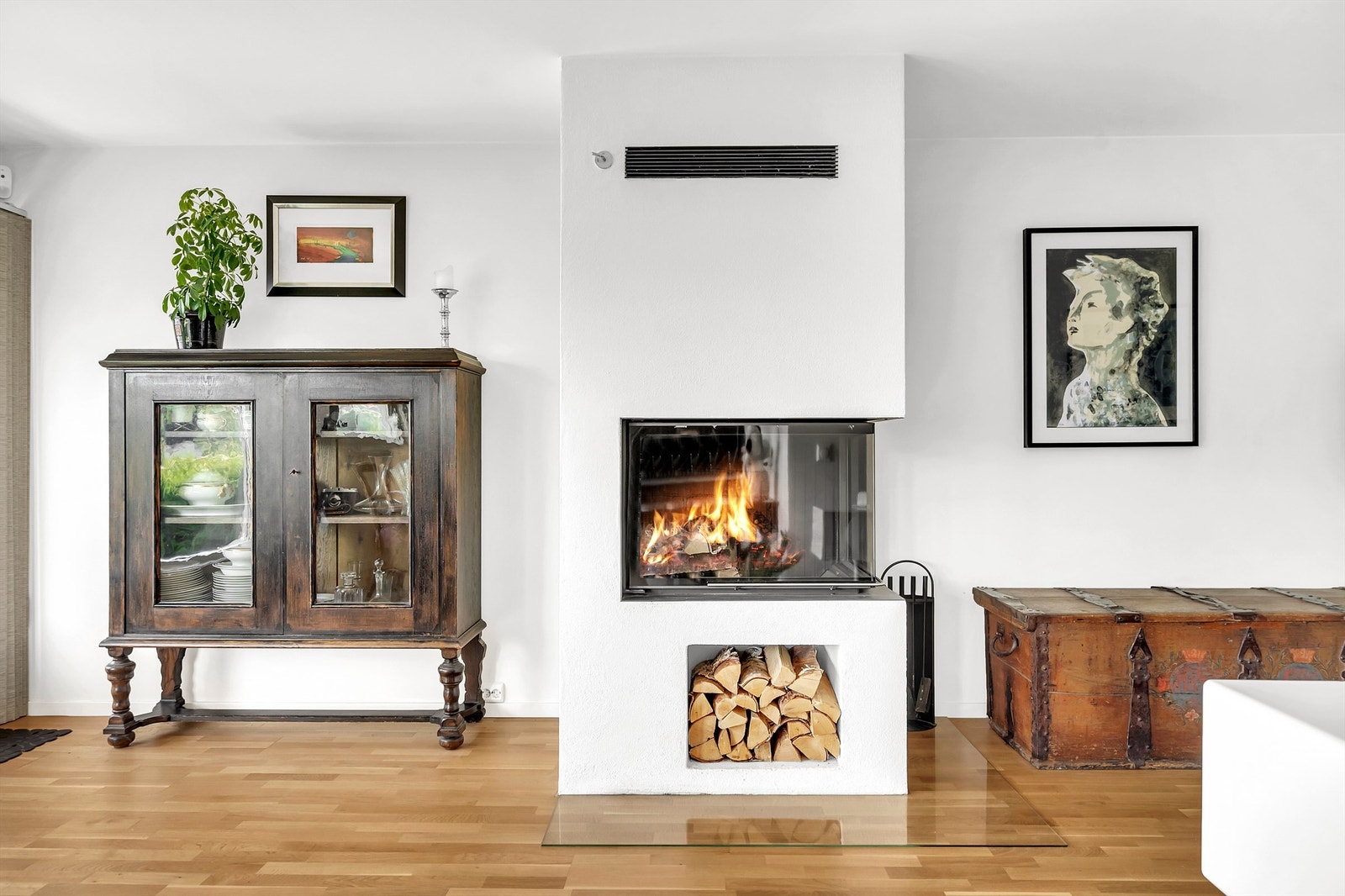 I stuen er det en moderne Brunner peis - perfekt for kalde vinterkvelder. Galleribilde