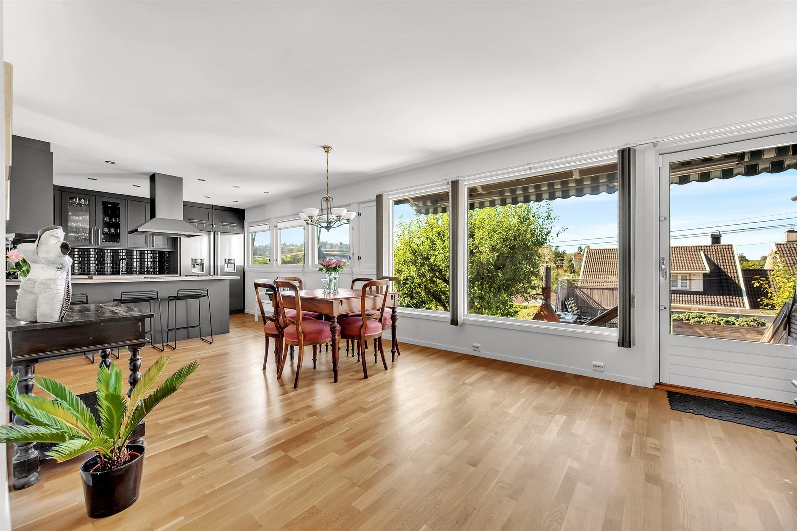 Romslig og praktisk stue/kjøkkenløsning. Galleribilde