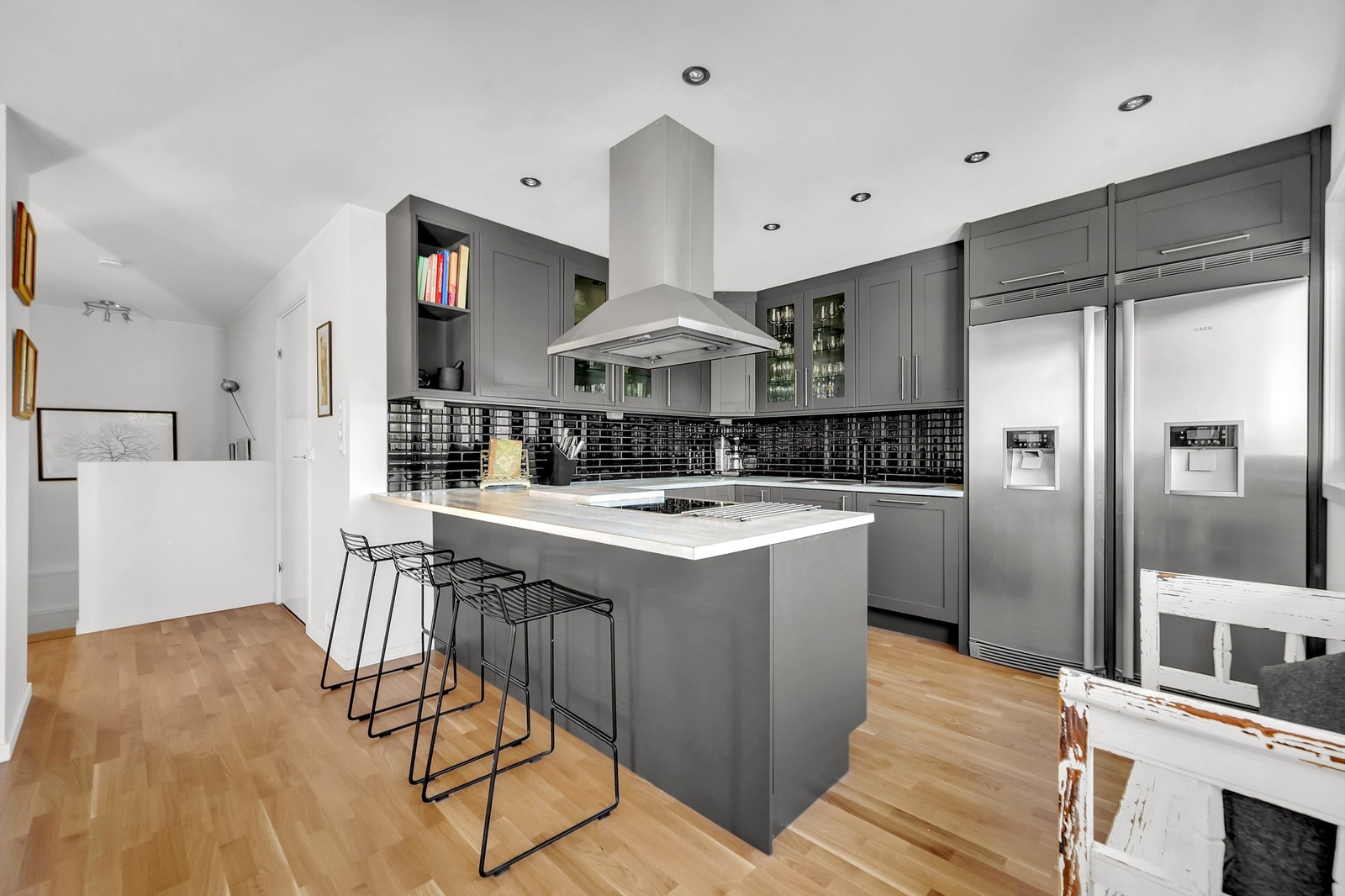 Det er rikelig med oppbevaringsplass i både skuffer og skap. Den gode benkeplassen gjør matlagingen enkel Galleribilde