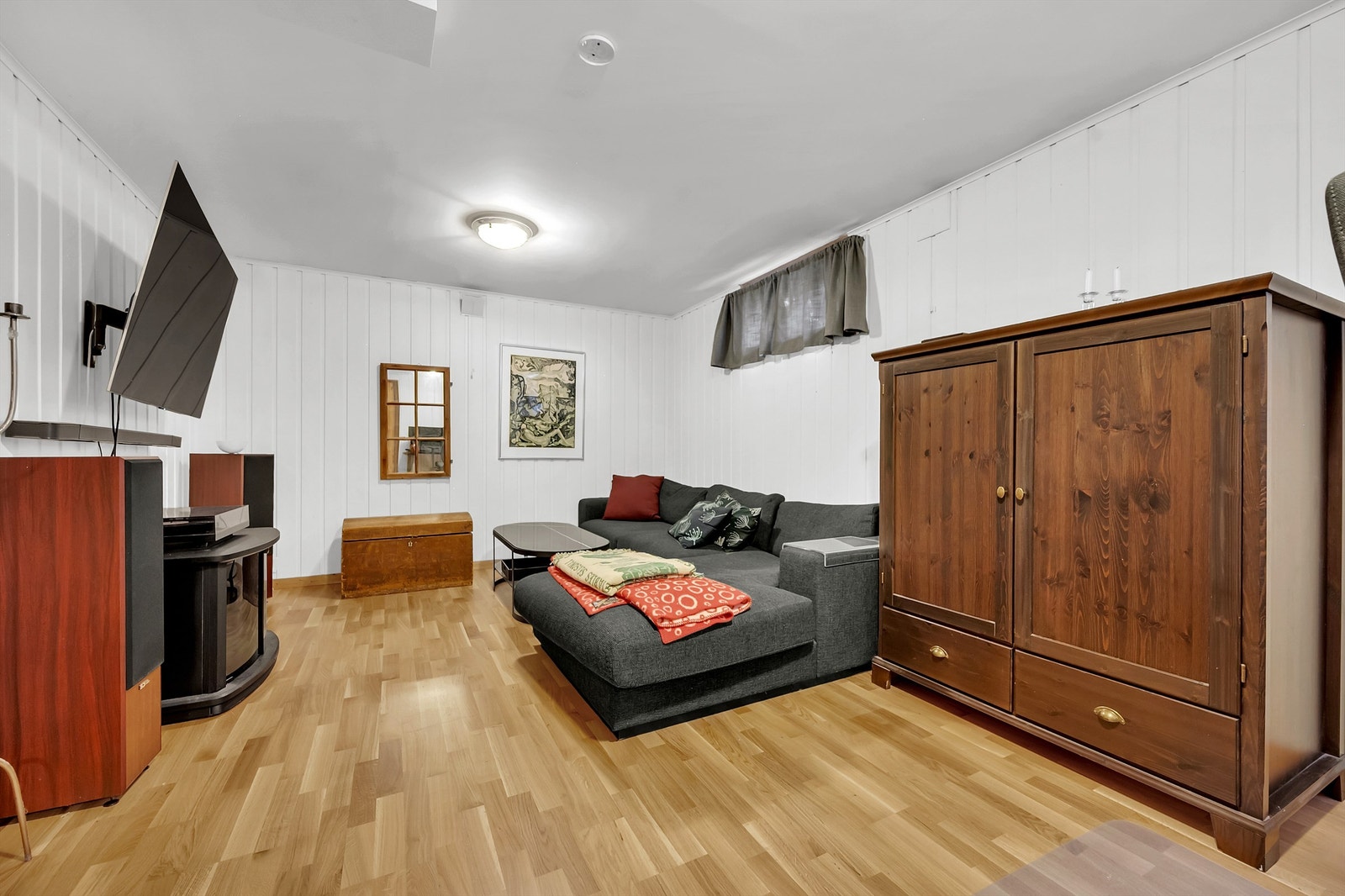 I underetasjen finner du boligens kjellerstue. Her er det gode innredningsmuligheter til blant annet kontor, lekerom TV-stue eller hva du skulle ønske. Kjellerstuen er ikke godkjent for varig opphold. Galleribilde