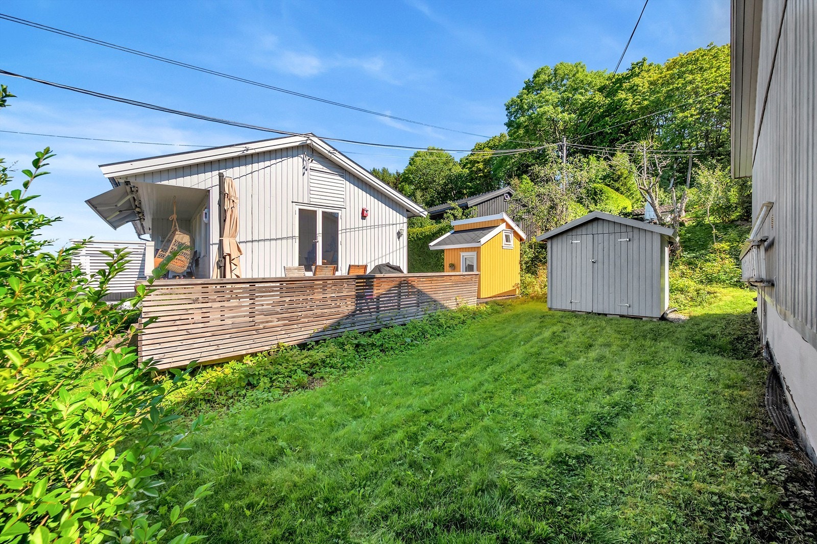 Praktisk redskapsbod for oppbevaring av verktøy, redskap og hagemøbler om vinteren. Galleribilde