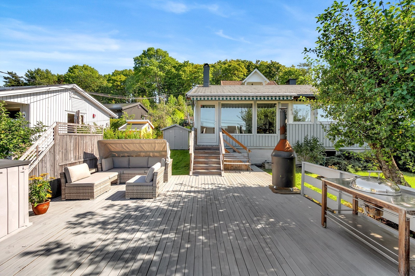 Solrik uteplass med lite innsyn. Galleribilde