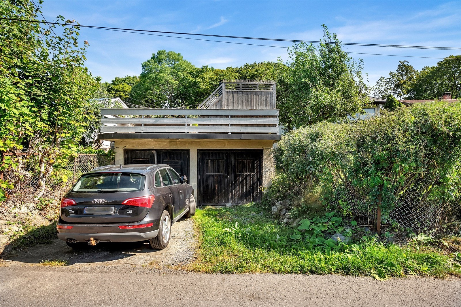 Boligen disponerer en plass i dobbeltgarasje med Fugleliveien 20B. Felles avkjørsel. Galleribilde