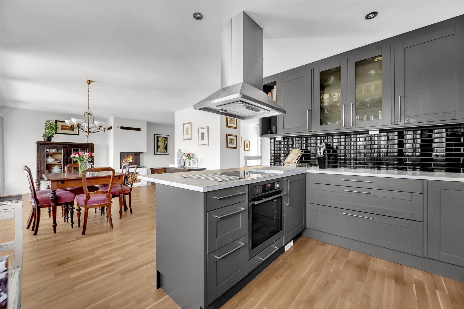 Kjøkkeninnredningen er fra 2014 og er av profilerte fronter og benkeplate i heltre eik med nedfelt oppvaskkum. Galleribilde