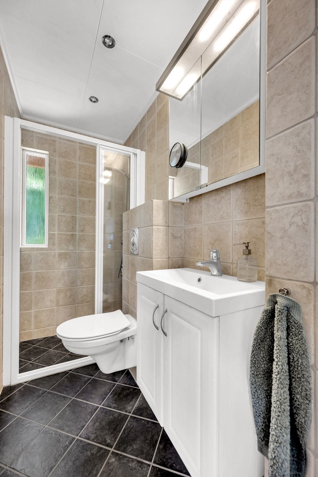 Det gjøres oppmerksom på at badet med dusj er byggemeldt som WC og således ikke kan regnes som et fullverdig bad. Galleribilde