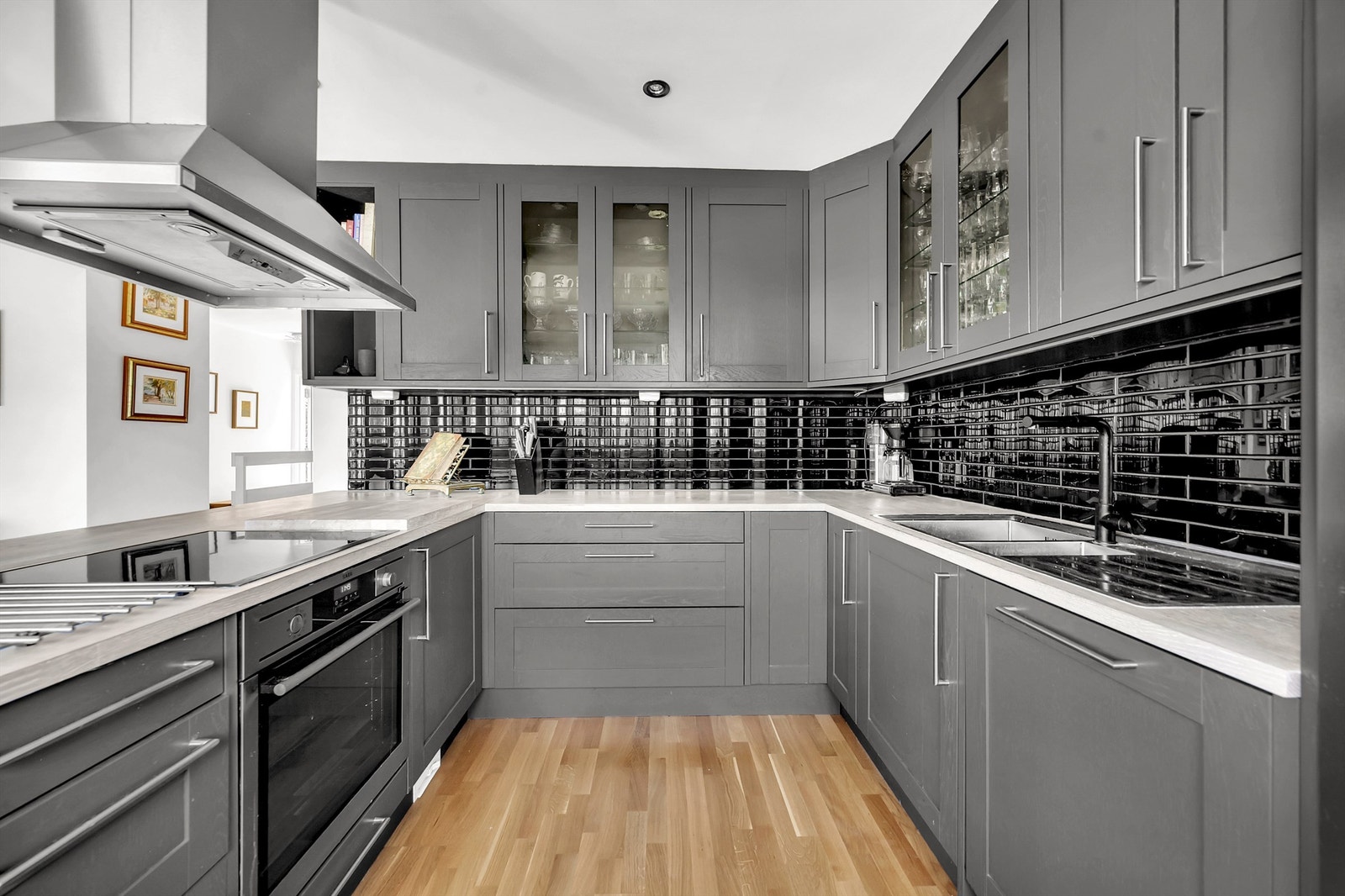 Stekeovn, platetopp og oppvaskmaskin er integrert i innredningen. Galleribilde